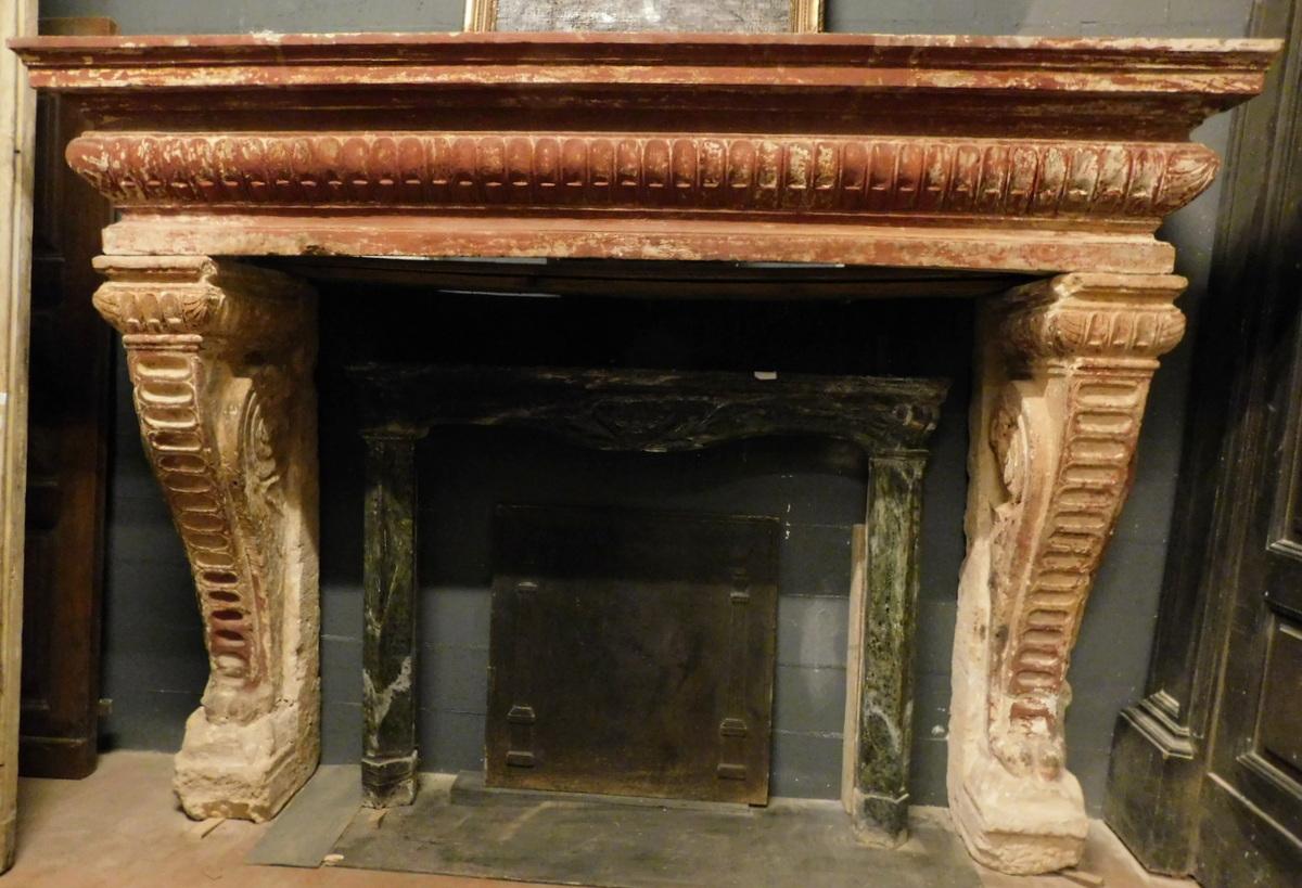 Antique Monumental Fireplace in Carved Stone, 16th Century from Castle in Italy For Sale 1