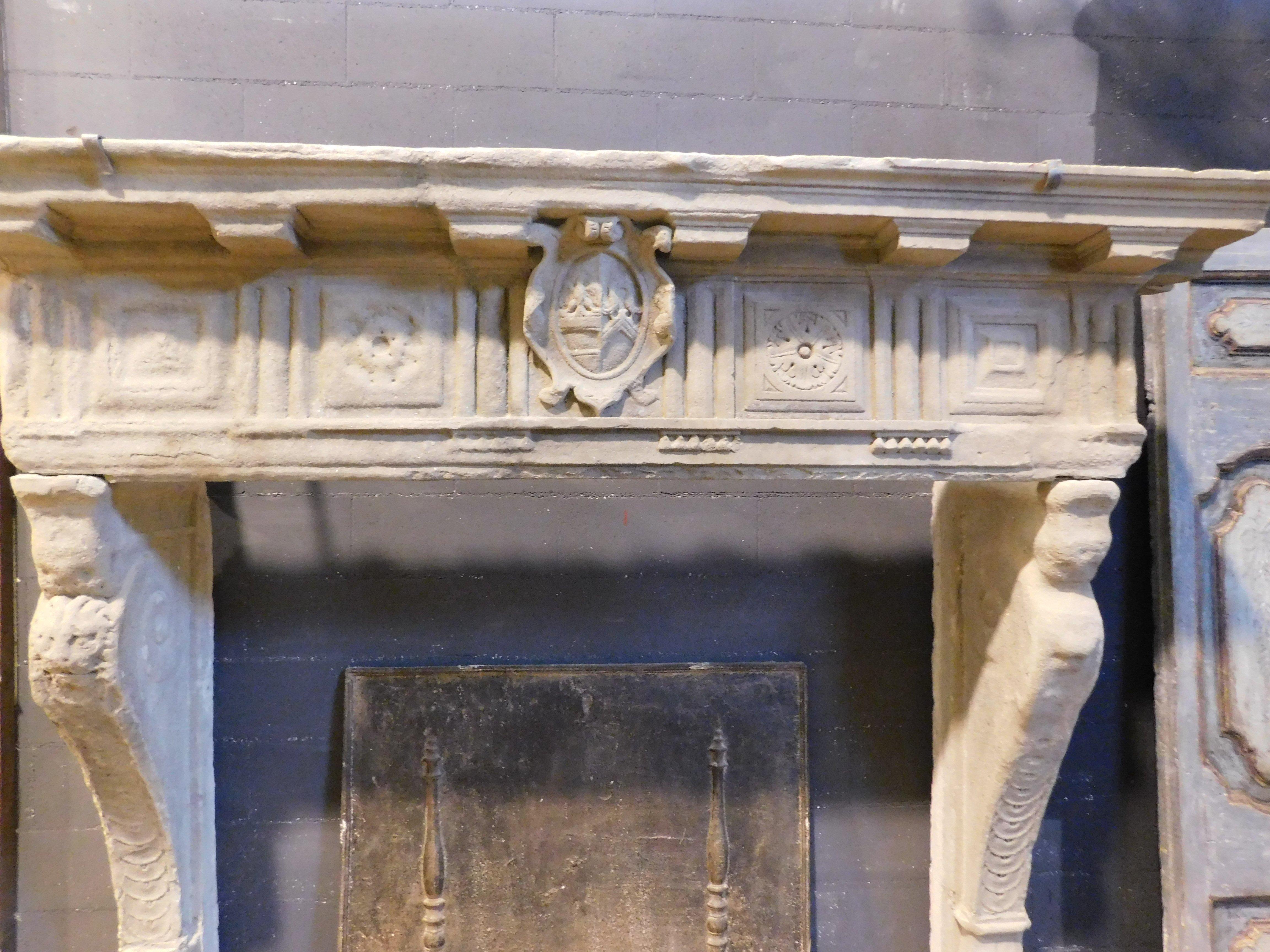 Antique monumental fireplace mantle carved in Serena stone, Tuscany (Italy) In Good Condition For Sale In Cuneo, Italy (CN)