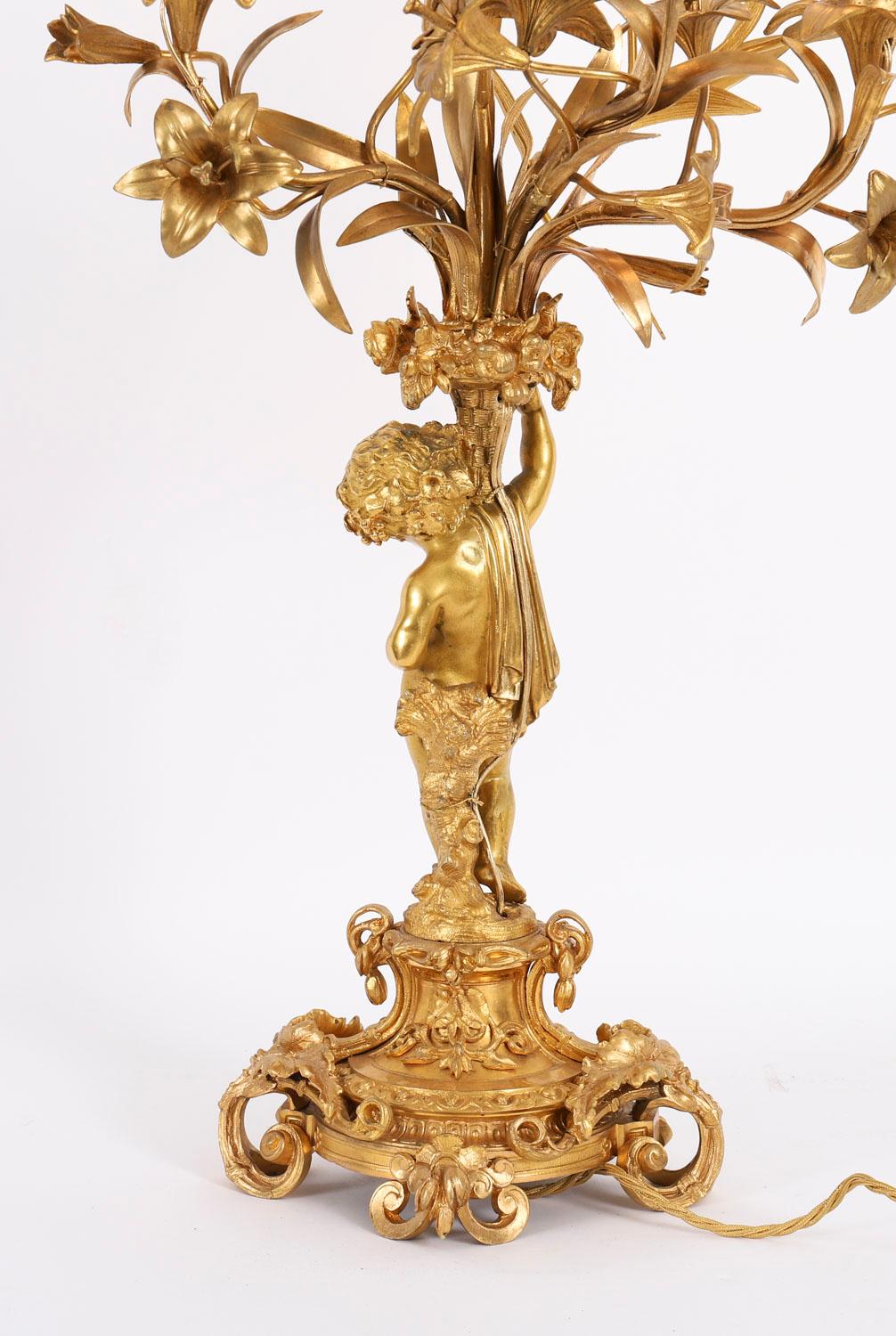 Ancienne lampe de table monumentale en bronze doré avec chérubin 19ème siècle en vente 5