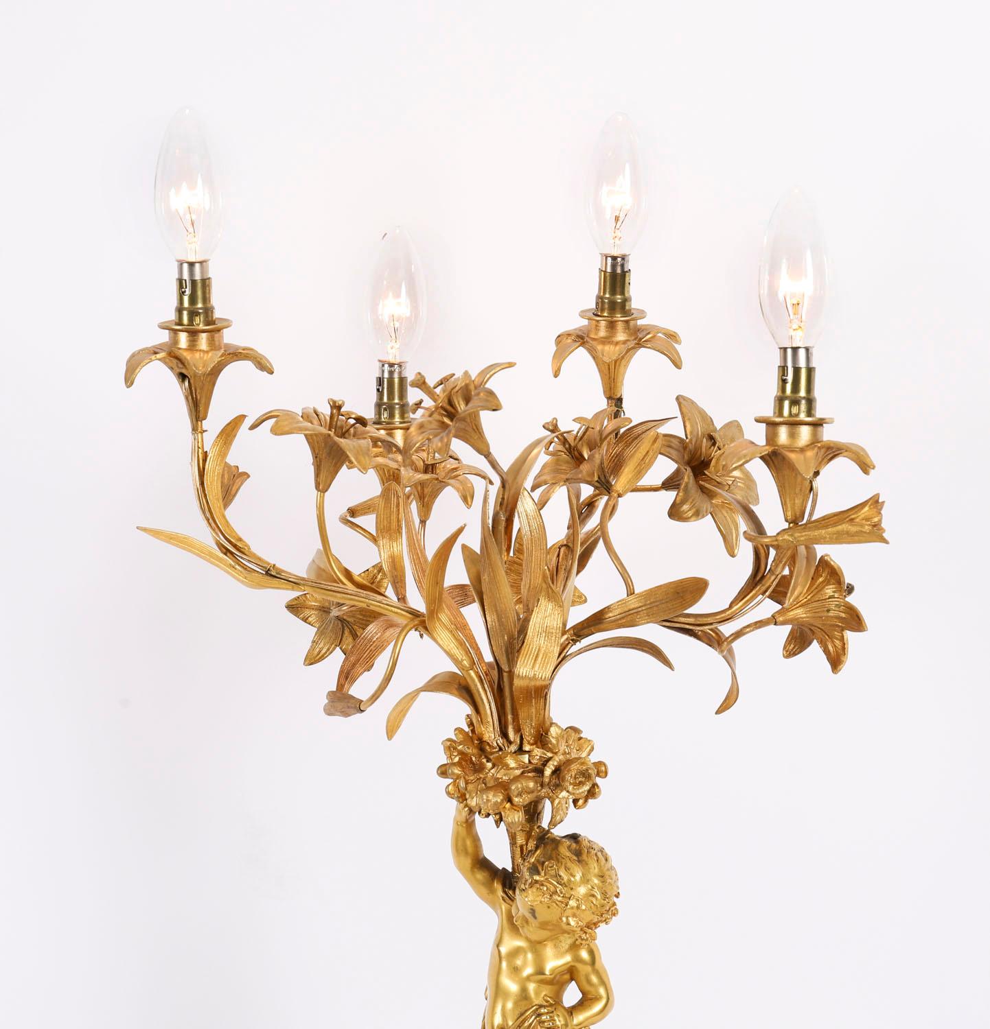 Ancienne lampe de table monumentale en bronze doré avec chérubin 19ème siècle en vente 7