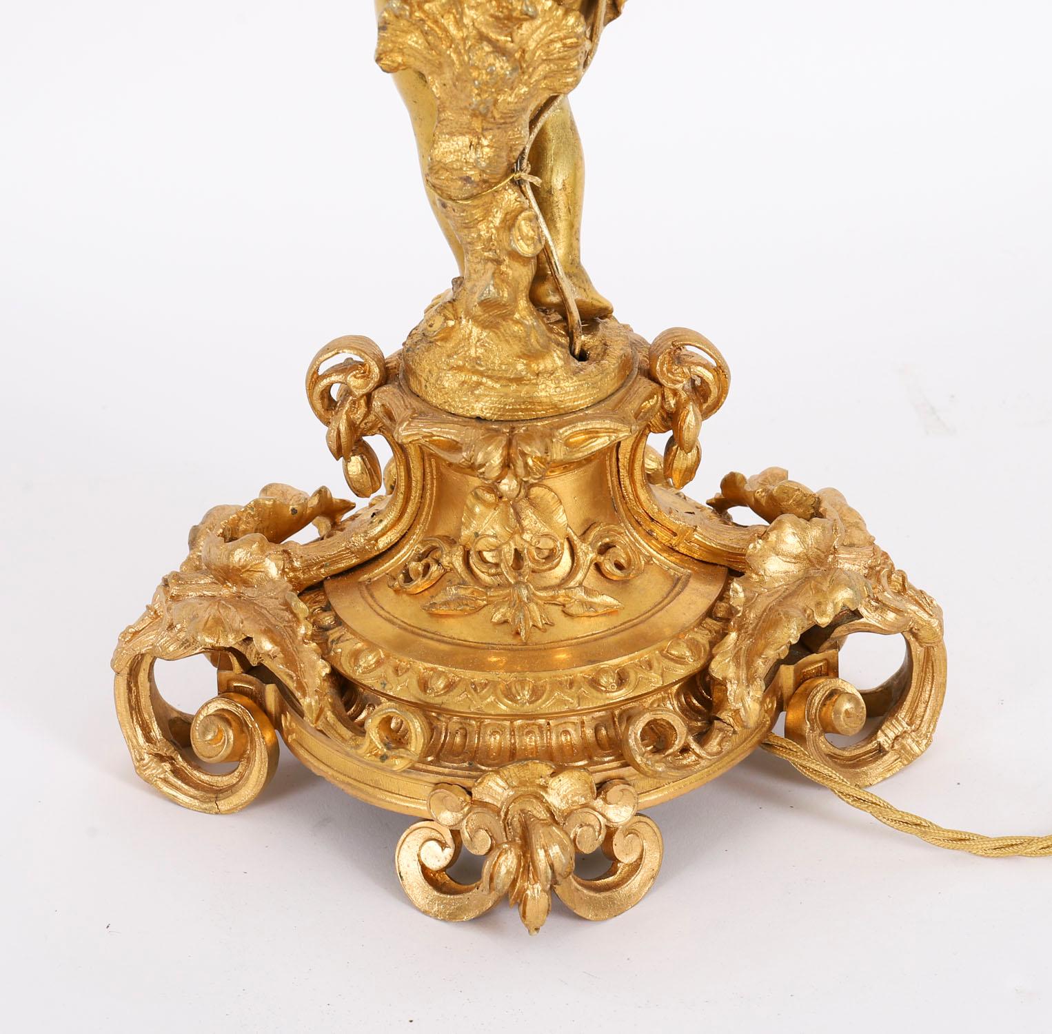 Ancienne lampe de table monumentale en bronze doré avec chérubin 19ème siècle en vente 4