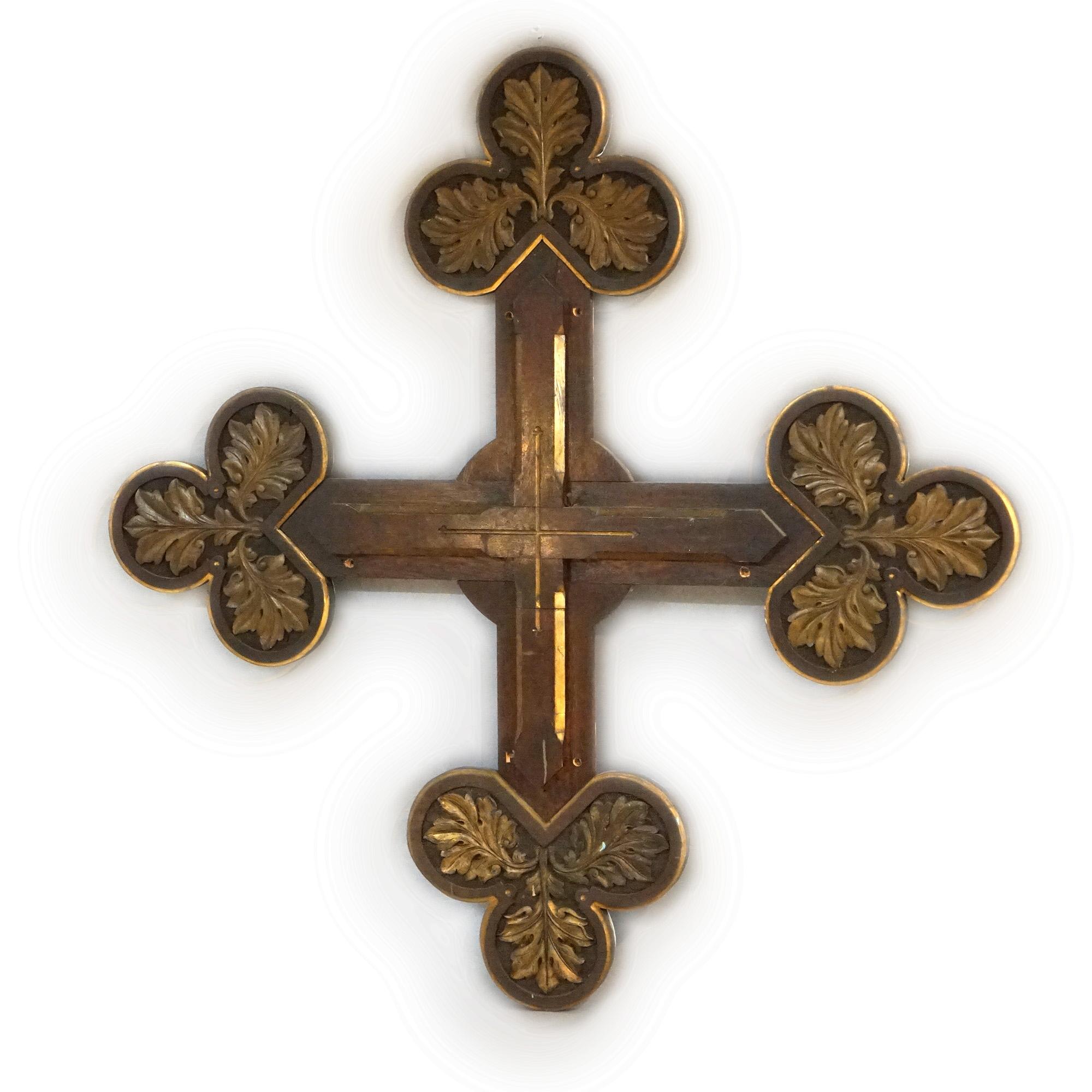 Une monumentale croix gothique antique offre une croix sculptée et polychromée de feuillages soulignés de dorures, 19e siècle.

Dimensions - 57 