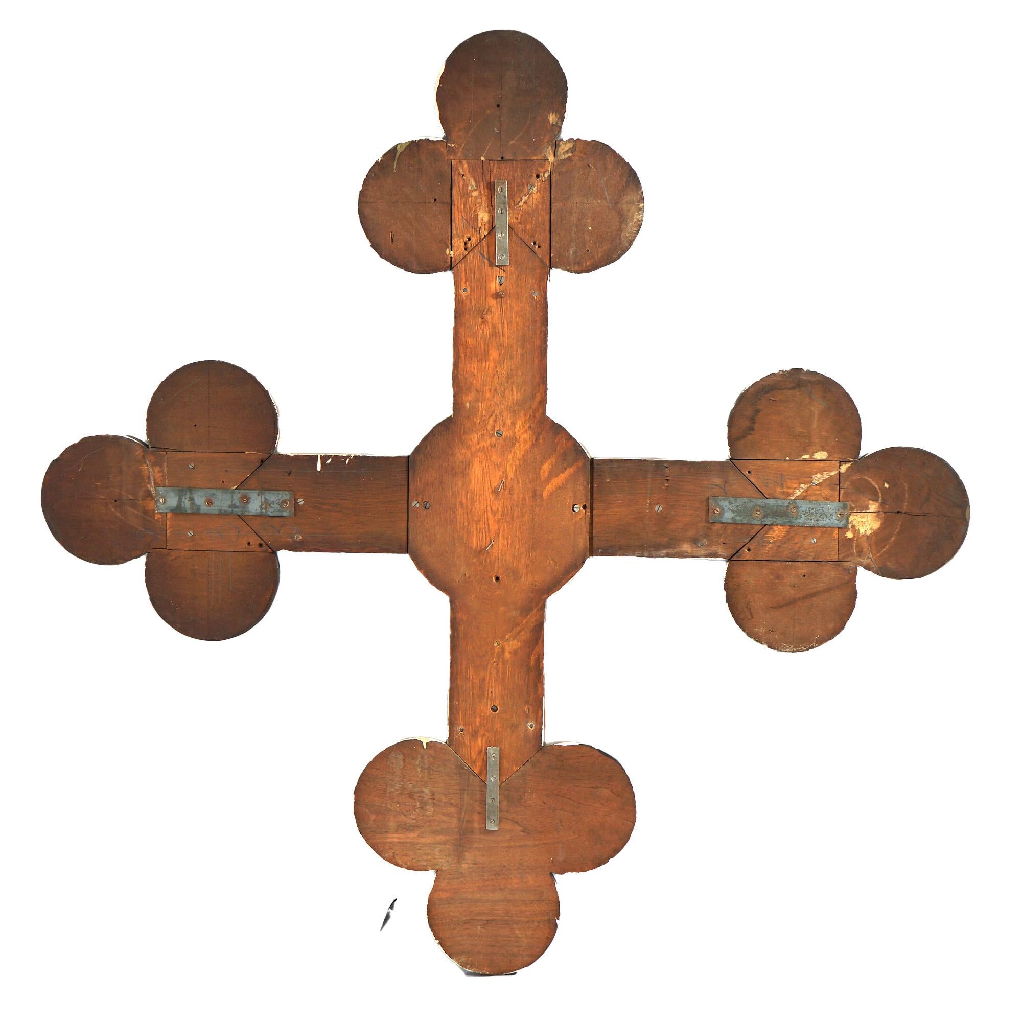 Chêne Croix gothique monumentale d'antiquités en chêne sculpté, doré et polychromé 19ème siècle en vente