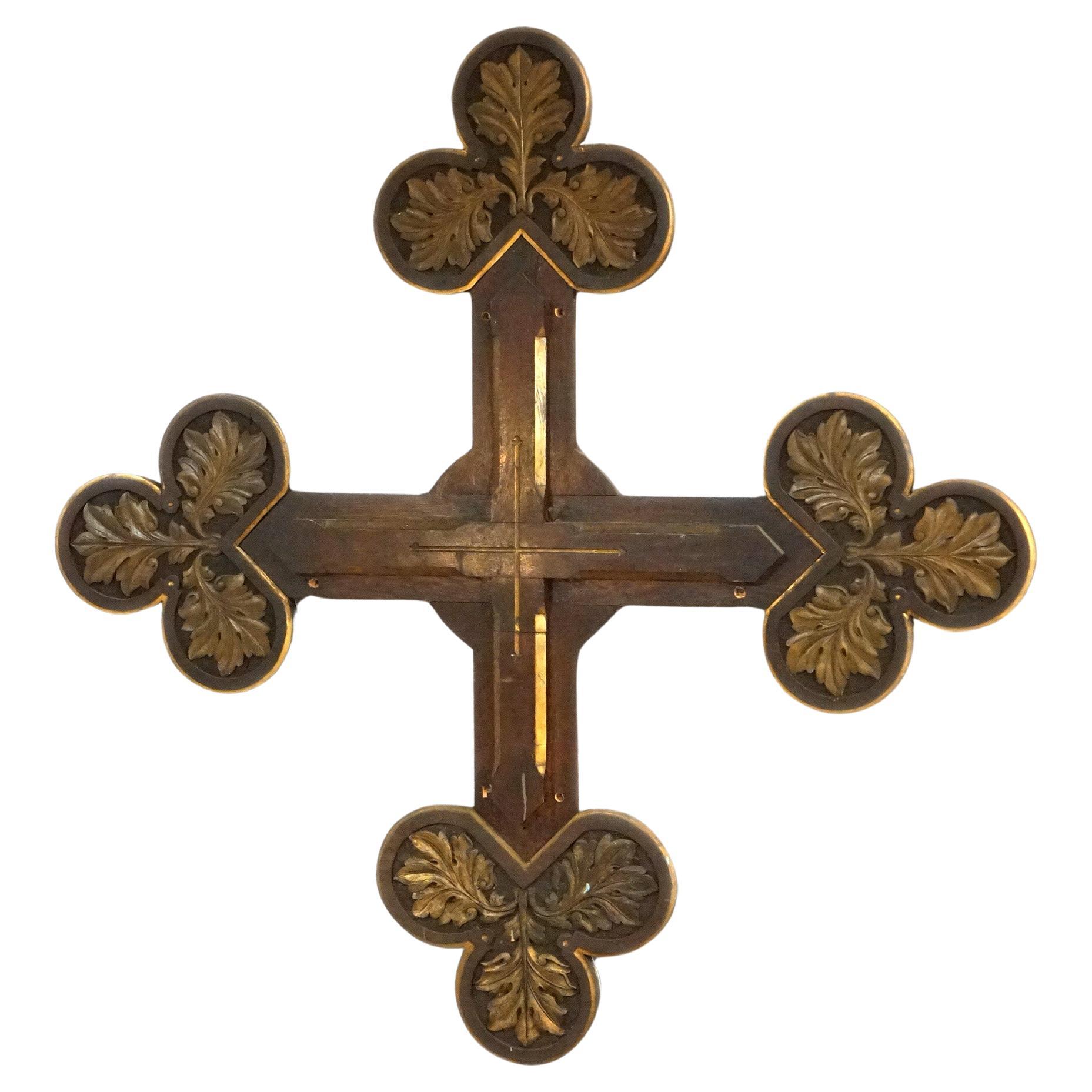 Croix gothique monumentale d'antiquités en chêne sculpté, doré et polychromé 19ème siècle en vente