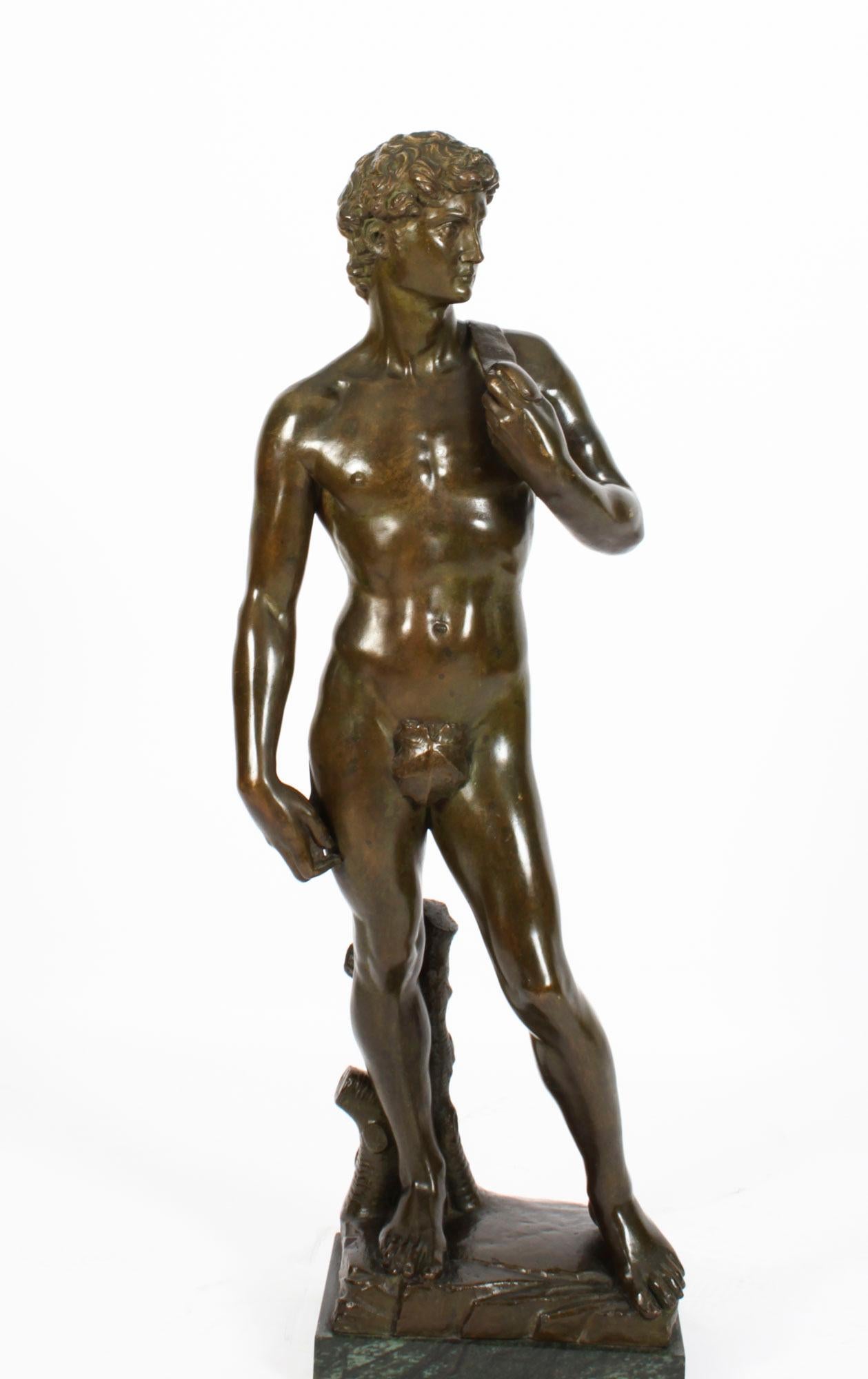 Si tratta di un'elegante scultura monumentale in bronzo Grand Tour del David di Michelangelo, datata circa 1880.

Il ritratto a figura intera di David, la statua di marmo di 14 piedi, raffigura l'eroe biblico David, rappresentato come un nudo
