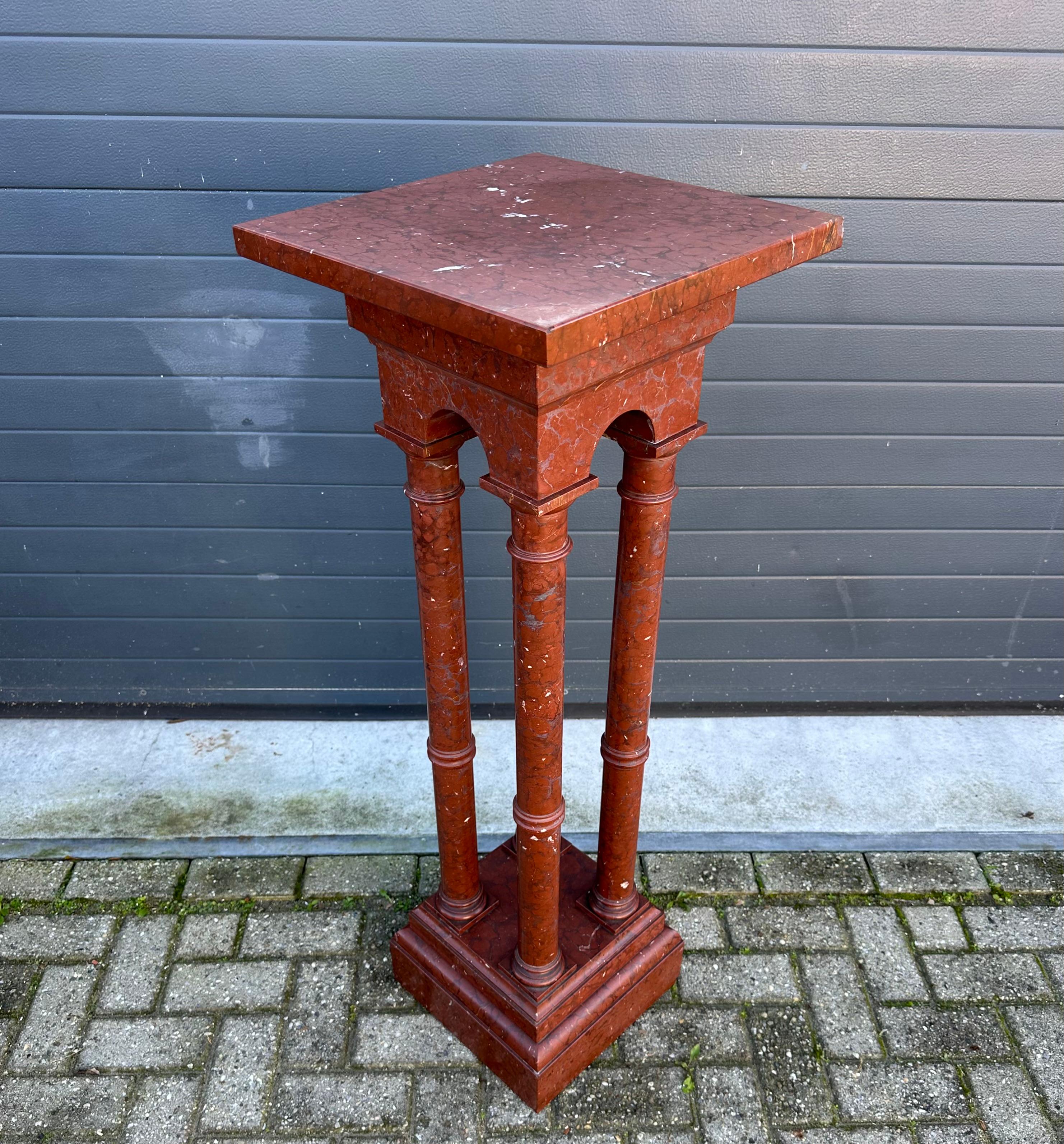 Antike & Monumental Hand Crafted Rouge Griotte Marmor Säulen The Pedestal Stand (Klassisch-römisch) im Angebot