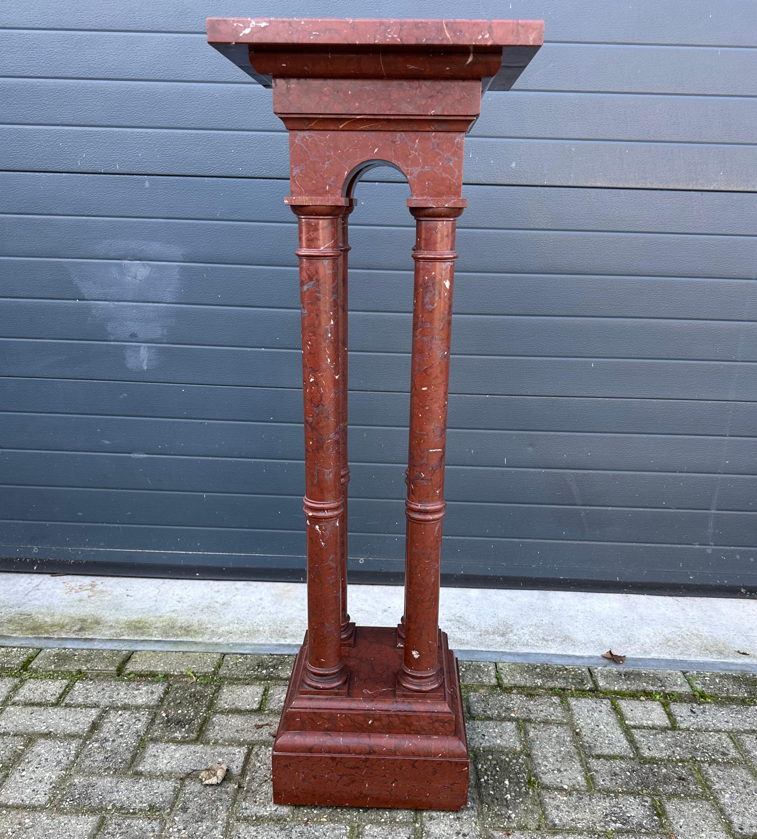 Antike & Monumental Hand Crafted Rouge Griotte Marmor Säulen The Pedestal Stand (Niederländisch) im Angebot