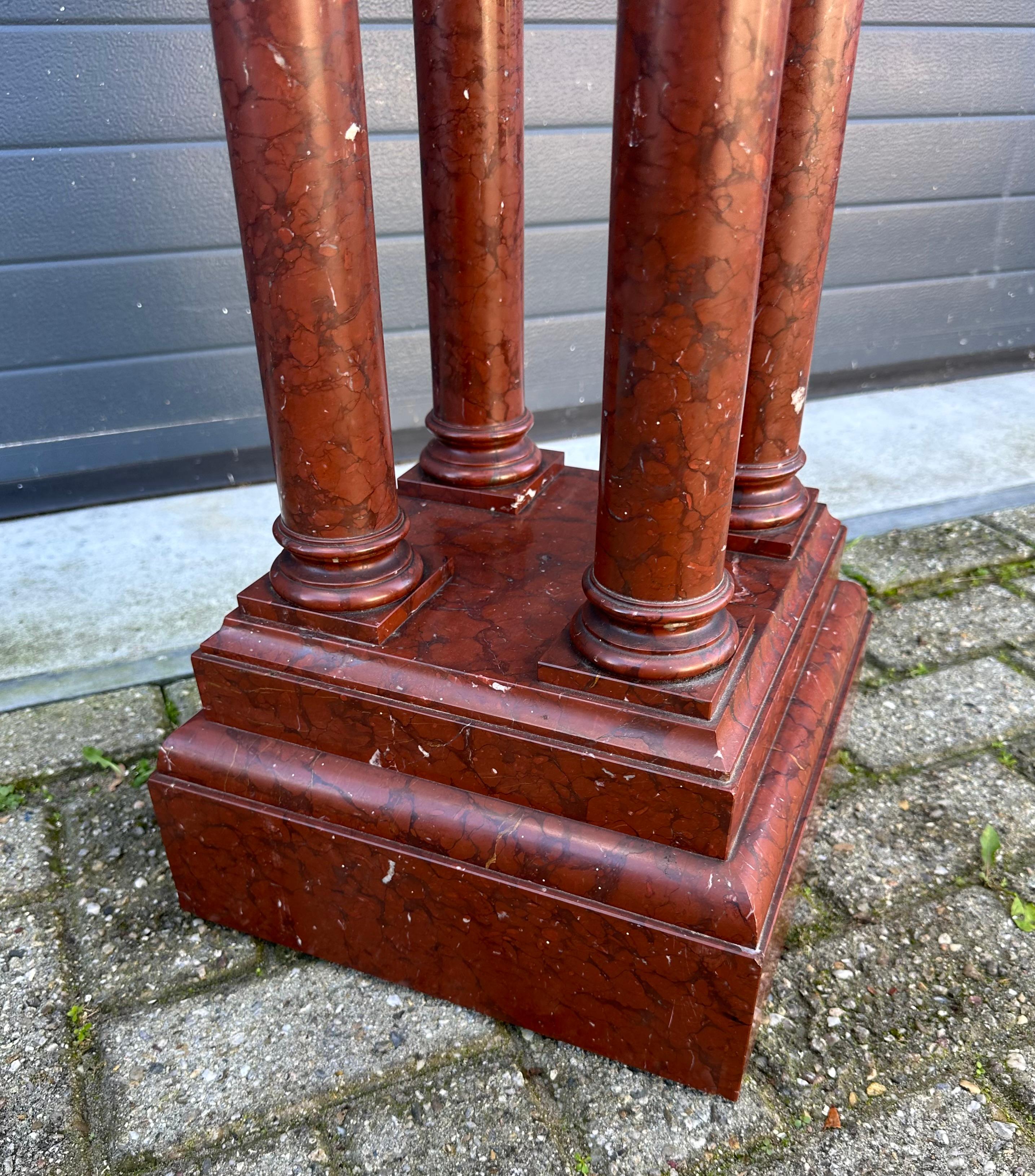 Antike & Monumental Hand Crafted Rouge Griotte Marmor Säulen The Pedestal Stand (20. Jahrhundert) im Angebot