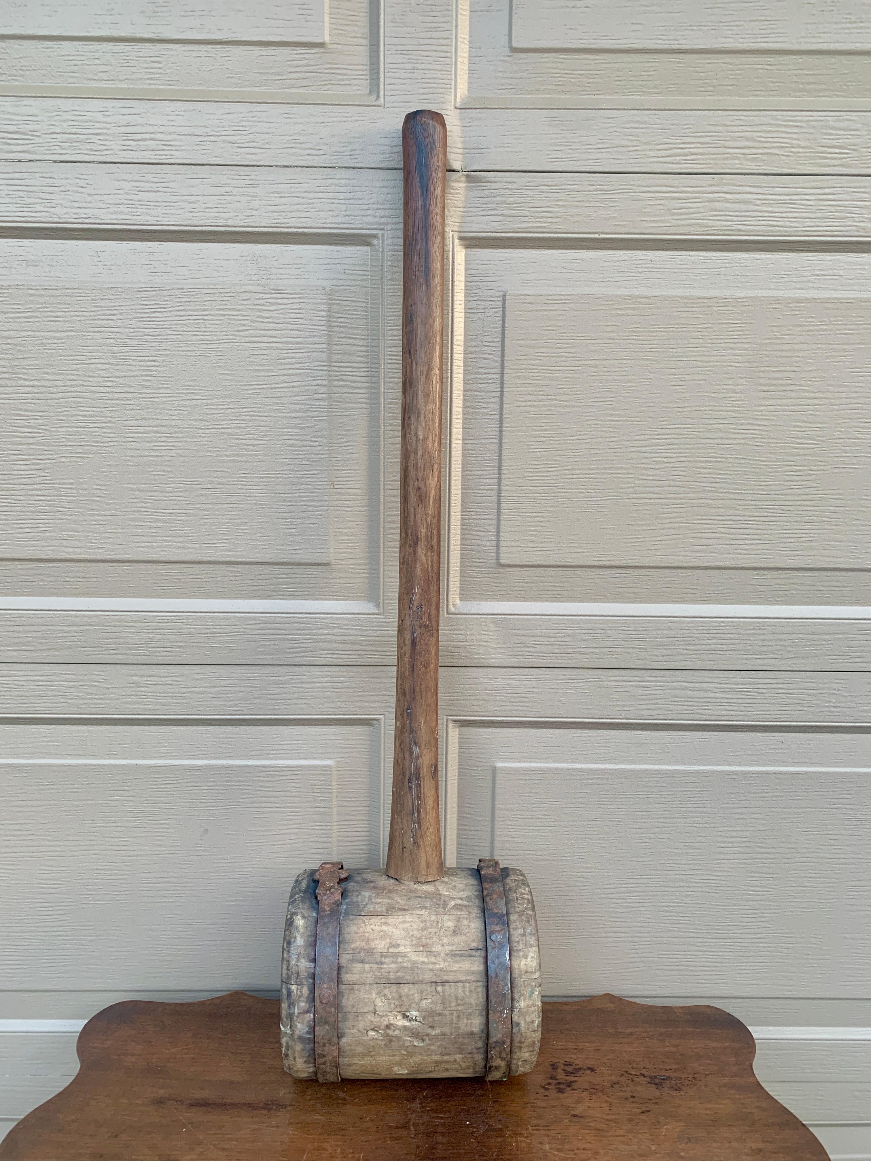 Antique Monumental Hand Made Wooden and Wrought Iron Carpenter's Mallet (maillet de charpentier en bois et en fer forgé) en vente 3