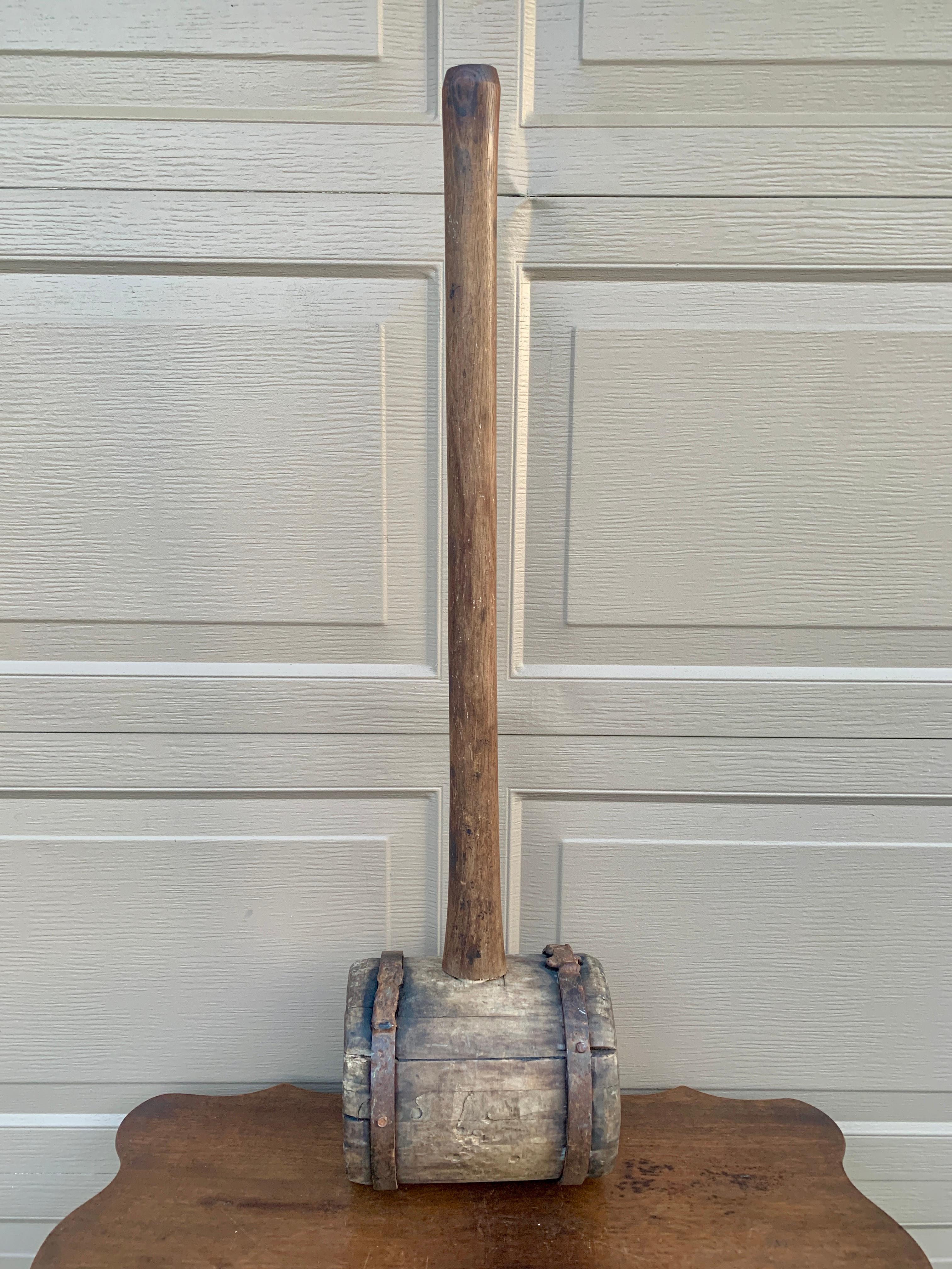Un rare et unique maillet de constructeur ou de charpentier en bois et fer forgé rustique industriel fait à la main. Il serait idéal pour une installation sur un grand mur sur un support mural personnalisé ou comme pièce décorative dans une maison,