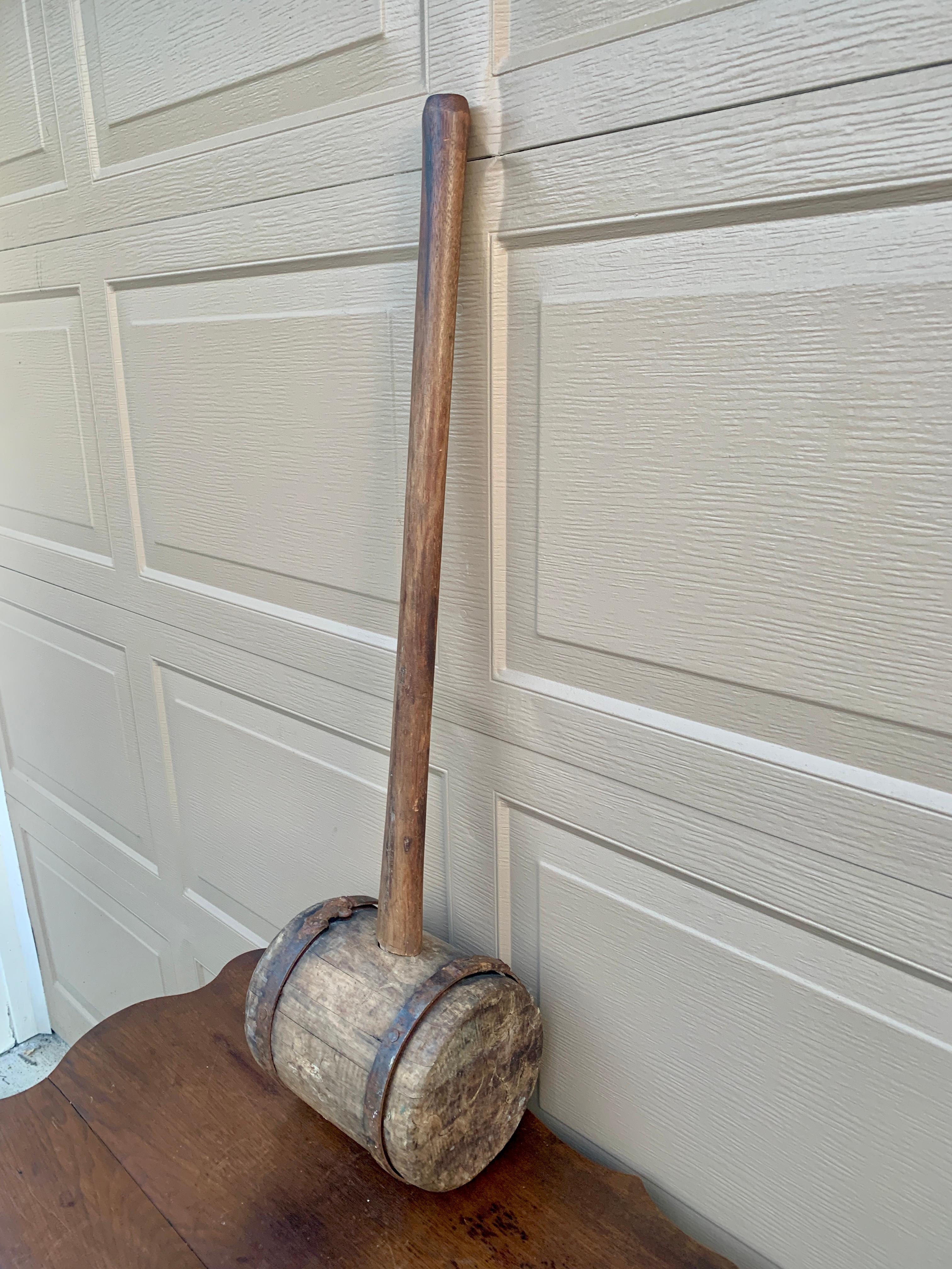 Rustique Antique Monumental Hand Made Wooden and Wrought Iron Carpenter's Mallet (maillet de charpentier en bois et en fer forgé) en vente
