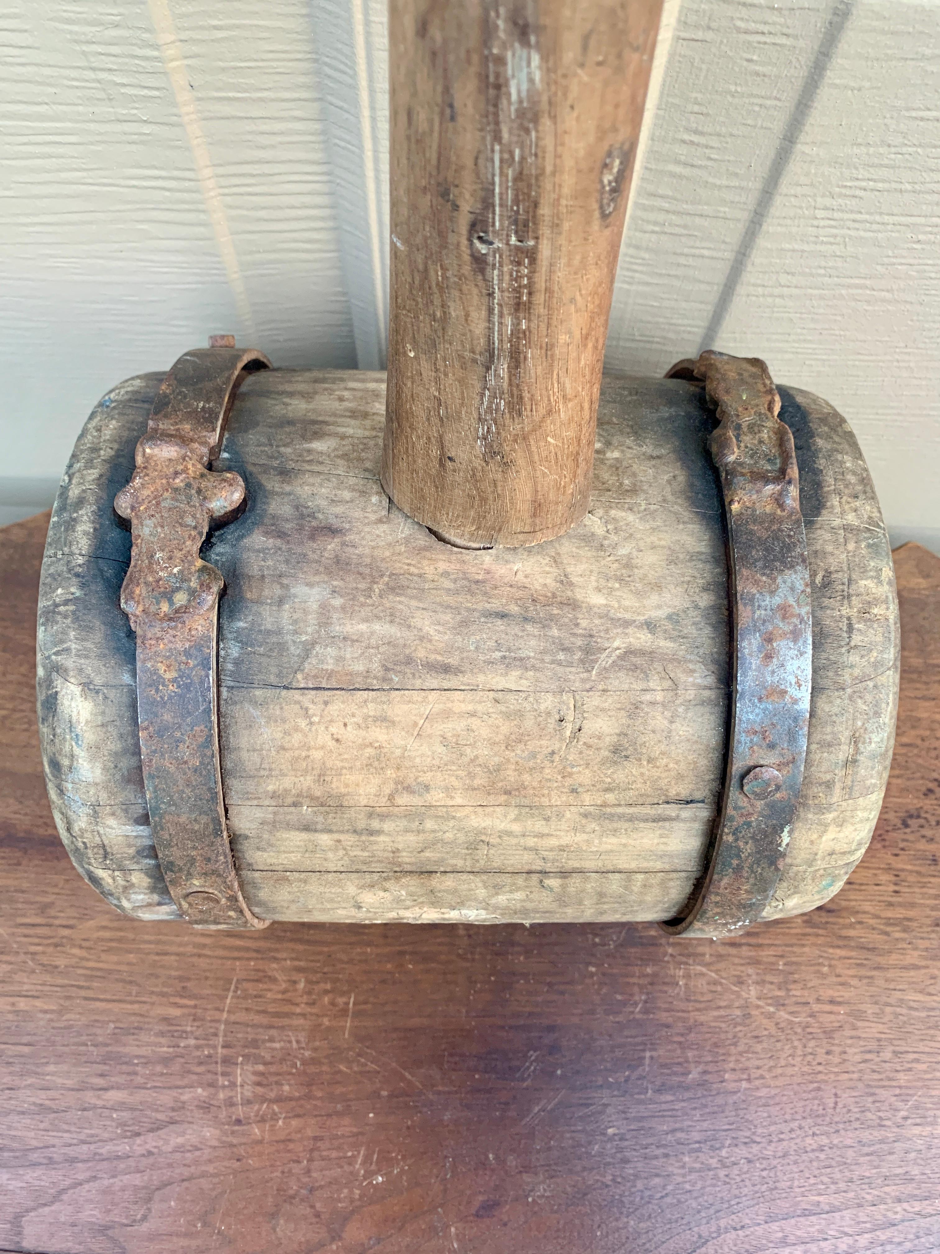 Antique Monumental Hand Made Wooden and Wrought Iron Carpenter's Mallet (maillet de charpentier en bois et en fer forgé) Bon état - En vente à Elkhart, IN
