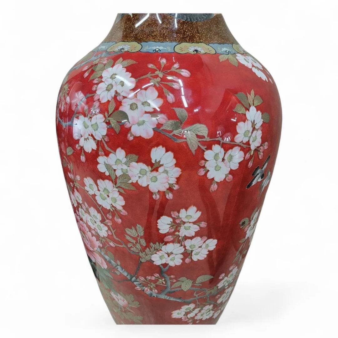 Antichi vasi monumentali giapponesi del periodo Meiji in cloisonne su supporto in Wood - Coppia in vendita 4