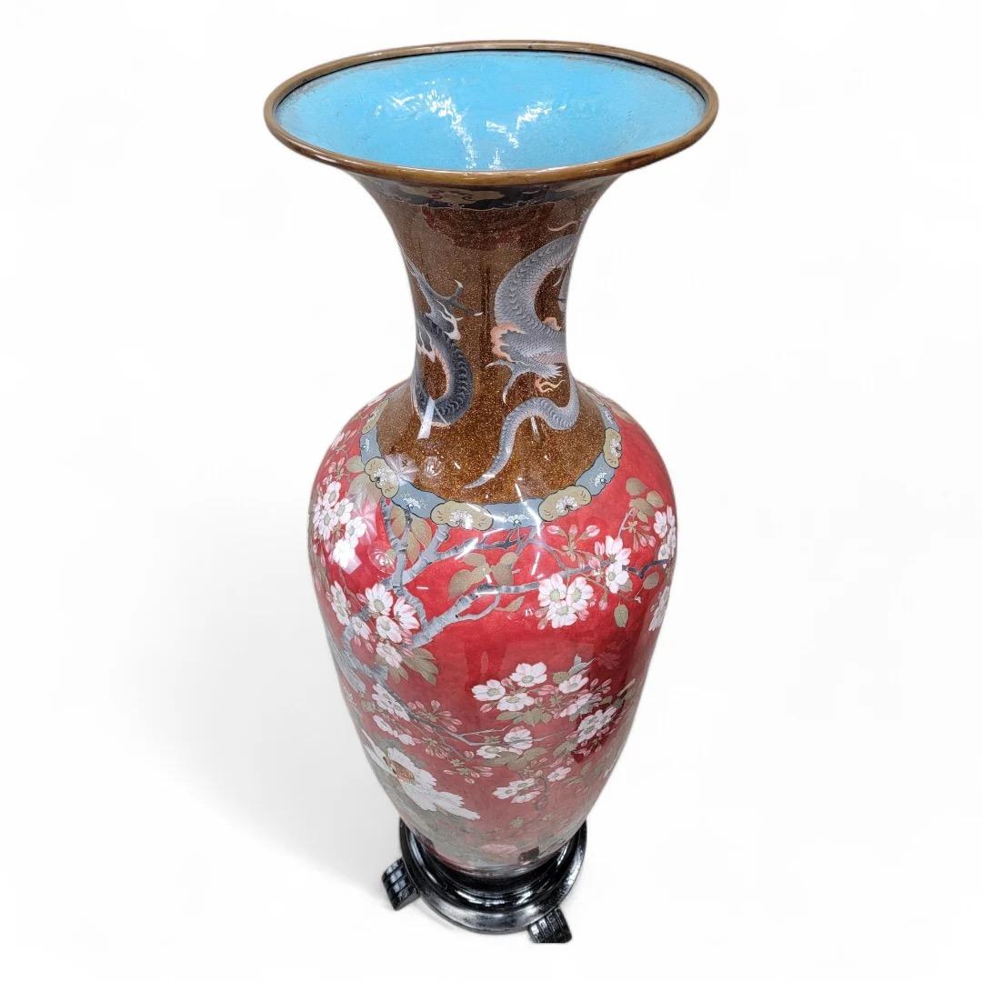 Antichi vasi monumentali giapponesi del periodo Meiji in cloisonne su supporto in Wood - Coppia in vendita 5