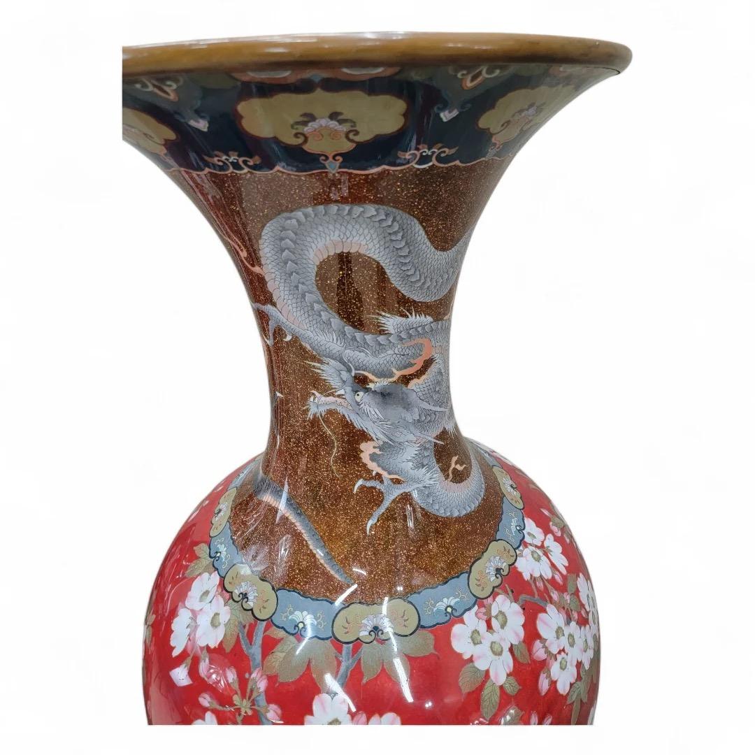 Antichi vasi monumentali giapponesi del periodo Meiji in cloisonne su supporto in Wood - Coppia in vendita 6
