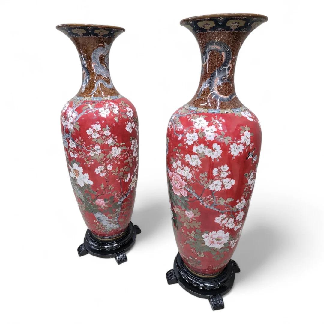 Antichi vasi monumentali giapponesi del periodo Meiji in cloisonne su supporto in Wood - Coppia in vendita 7