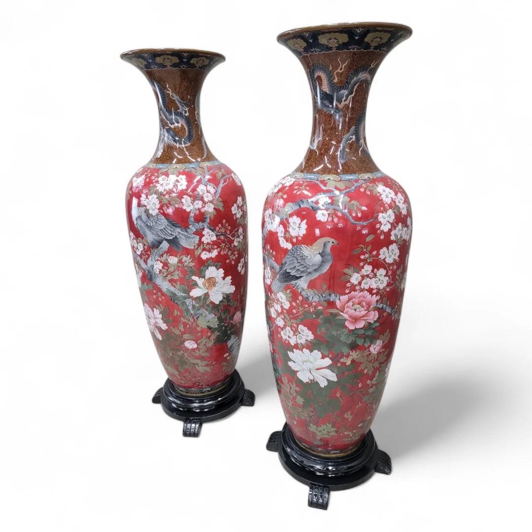 Antichi vasi monumentali giapponesi in cloisonne su supporto in Wood - Coppia 

Questa raffinata coppia di antichi vasi monumentali giapponesi in cloisonné, elegantemente esposti su supporti in legno, presenta colori vivaci e disegni dettagliati,
