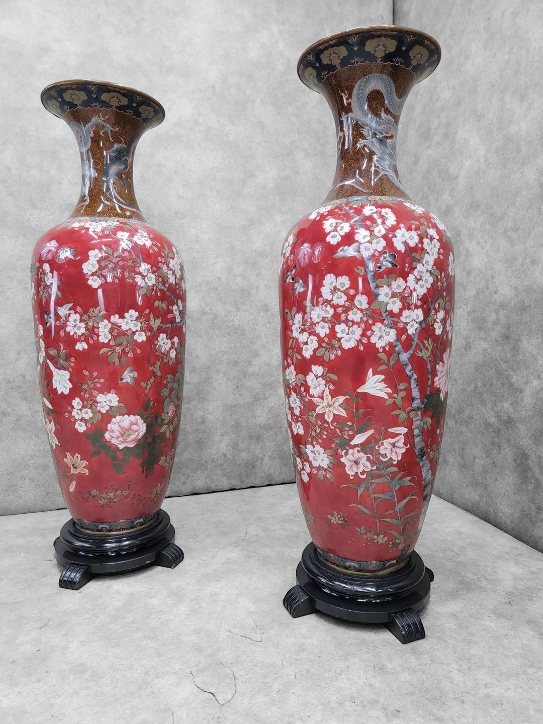 Giapponese Antichi vasi monumentali giapponesi del periodo Meiji in cloisonne su supporto in Wood - Coppia in vendita