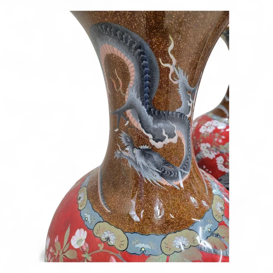 Antichi vasi monumentali giapponesi del periodo Meiji in cloisonne su supporto in Wood - Coppia In condizioni buone in vendita a Chicago, IL