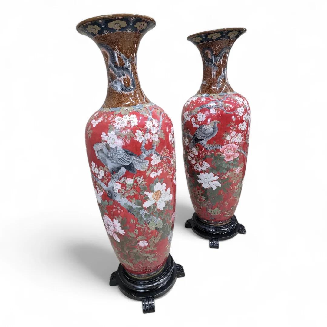 Smalto Antichi vasi monumentali giapponesi del periodo Meiji in cloisonne su supporto in Wood - Coppia in vendita