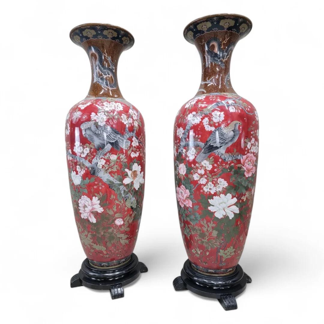 Antichi vasi monumentali giapponesi del periodo Meiji in cloisonne su supporto in Wood - Coppia in vendita 1