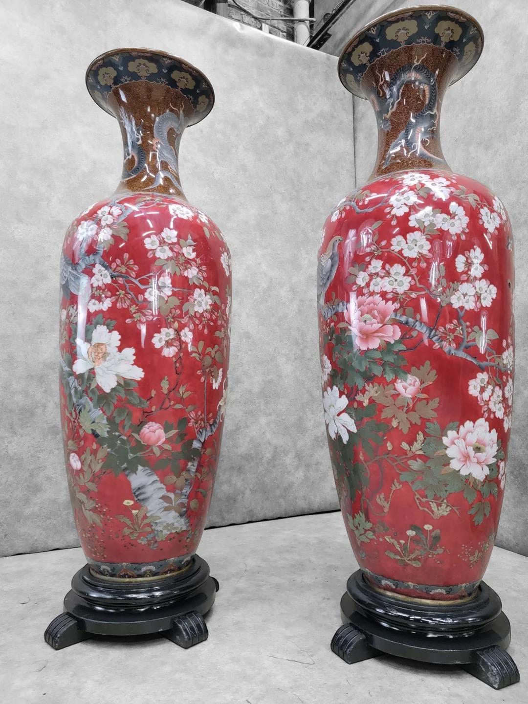Antichi vasi monumentali giapponesi del periodo Meiji in cloisonne su supporto in Wood - Coppia in vendita 2