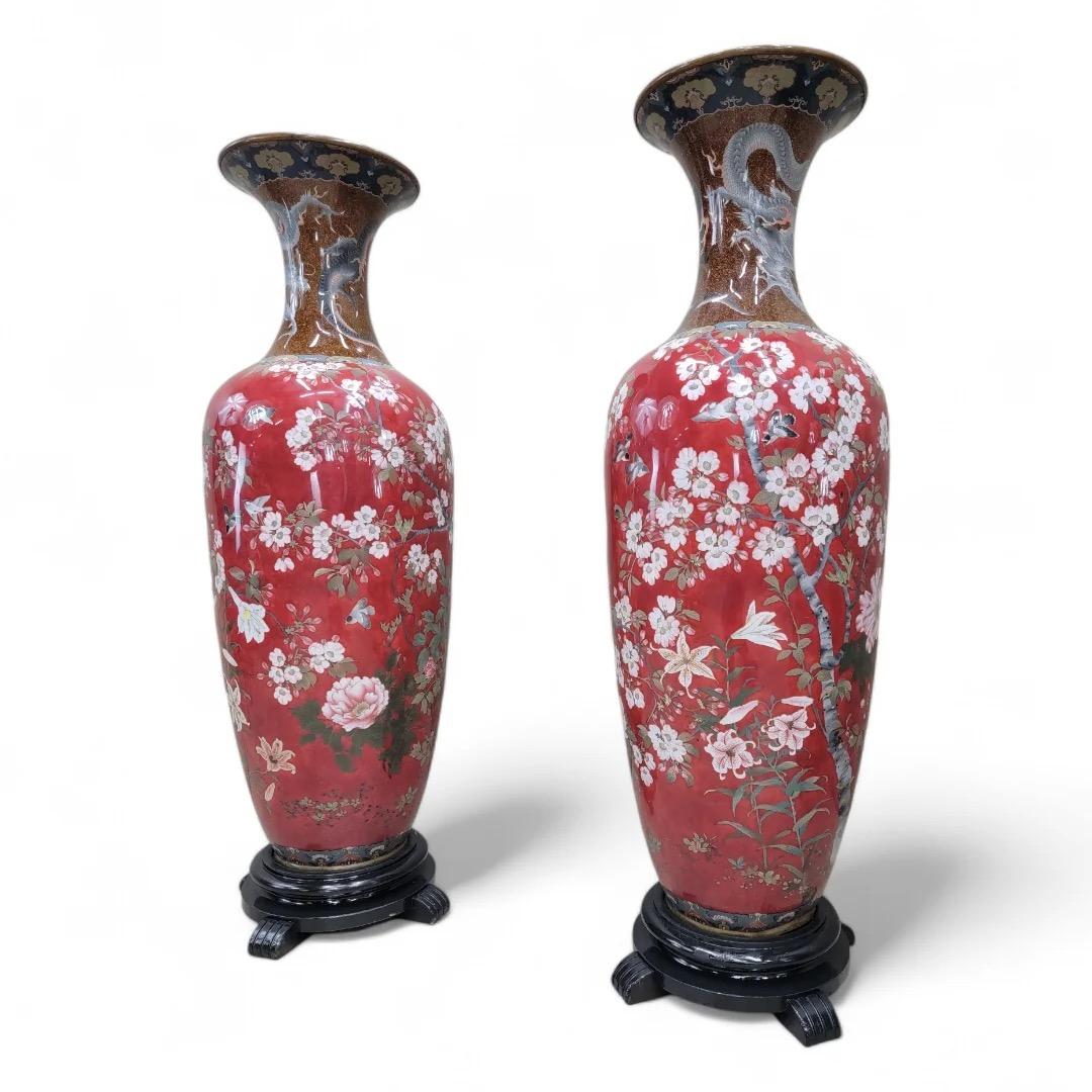 Antichi vasi monumentali giapponesi del periodo Meiji in cloisonne su supporto in Wood - Coppia in vendita 3