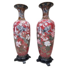 Anciens vases cloisonnés monumentaux japonais de la période Meiji sur un stand en Wood - Paire