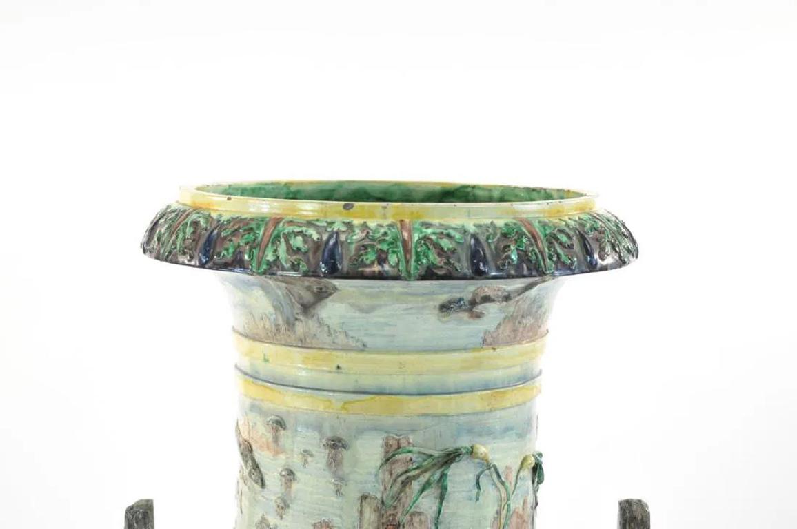 Questo vaso di rilevanza storica è alto quasi un metro e mezzo e conferisce una notevole presenza a qualsiasi stanza in cui viene esposto. Quest'urna è stata sapientemente realizzata nello stile di Bernard Palissy, Famed artista ceramista del XVI