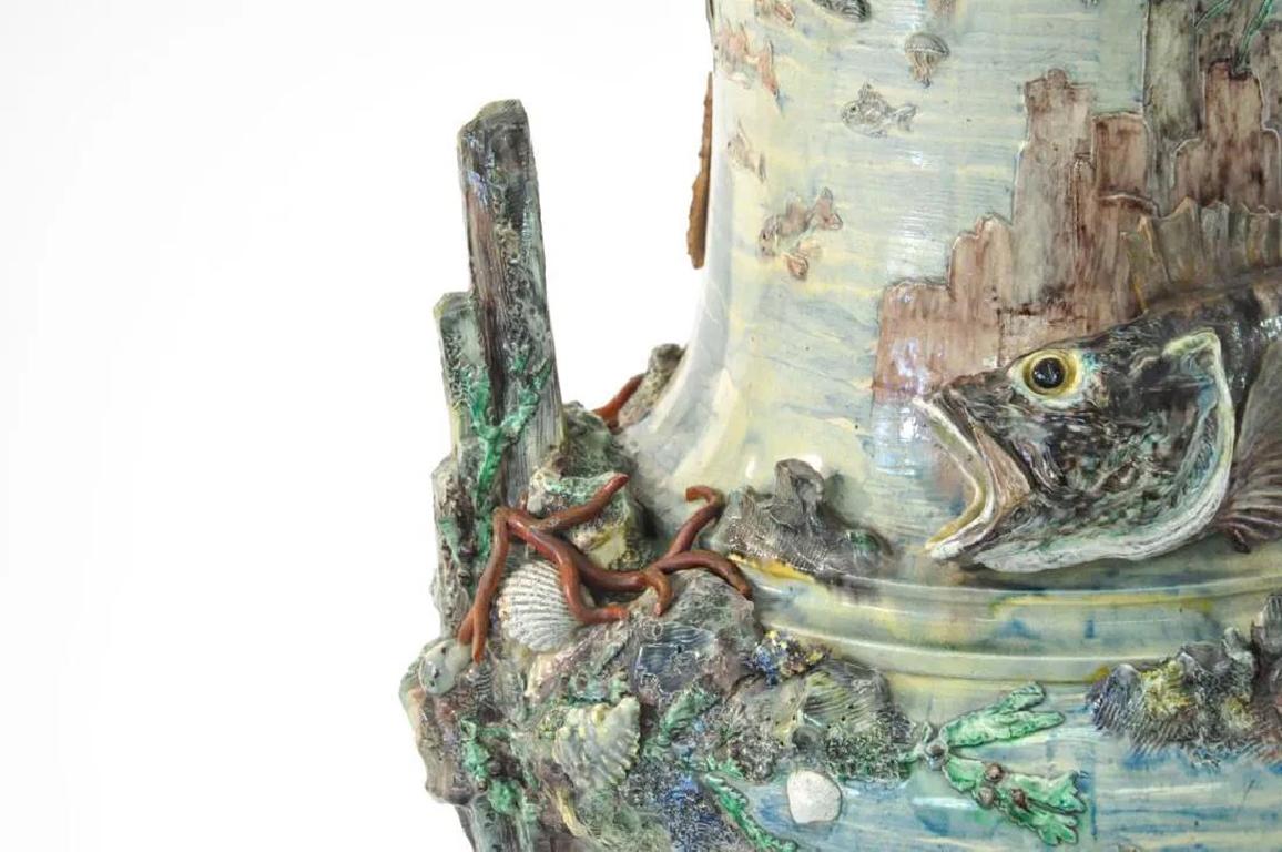 Europeo Antica urna monumentale in maiolica in stile Palissy del XIX secolo. in vendita