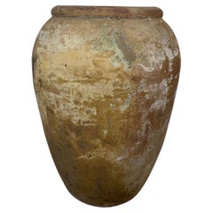 Jarra de aceitunas monumental antigua, de terracota con pátina desgastada