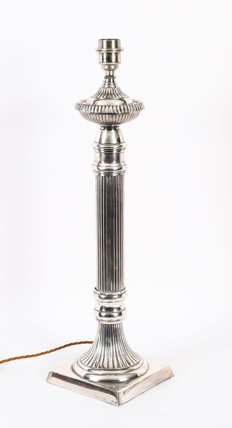 Si tratta di una splendida coppia monumentale di lampade da tavolo a colonna scanalata in stile Art Déco, datate circa 1930 e recanti il marchio dell'argentiere AW per A. Wilcox, Birmingham, Inghilterra.

Sono cablati e funzionanti, realizzati in