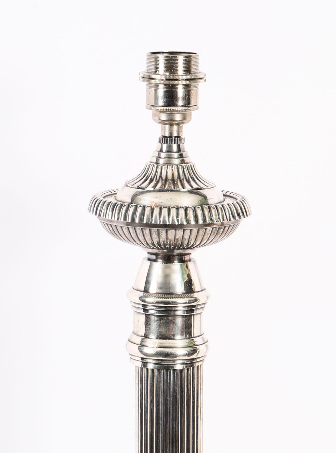 Art Déco Antica coppia monumentale di lampade da tavolo Art Deco placcate in argento del XX secolo in vendita