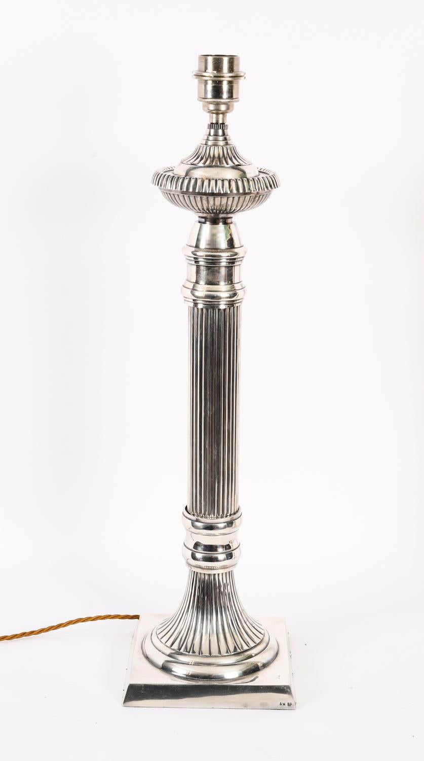 Inglese Antica coppia monumentale di lampade da tavolo Art Deco placcate in argento del XX secolo in vendita