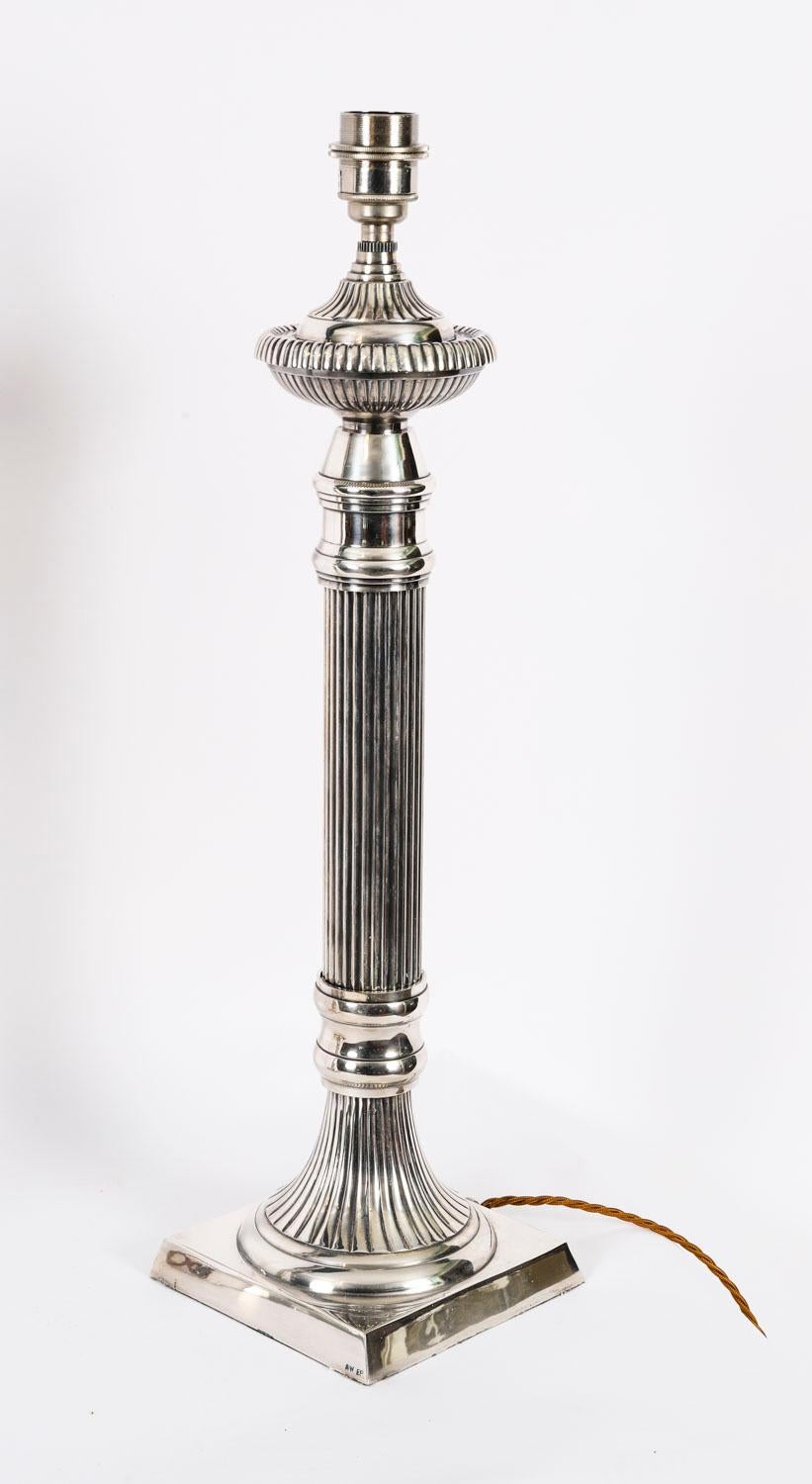 Argentato Antica coppia monumentale di lampade da tavolo Art Deco placcate in argento del XX secolo in vendita