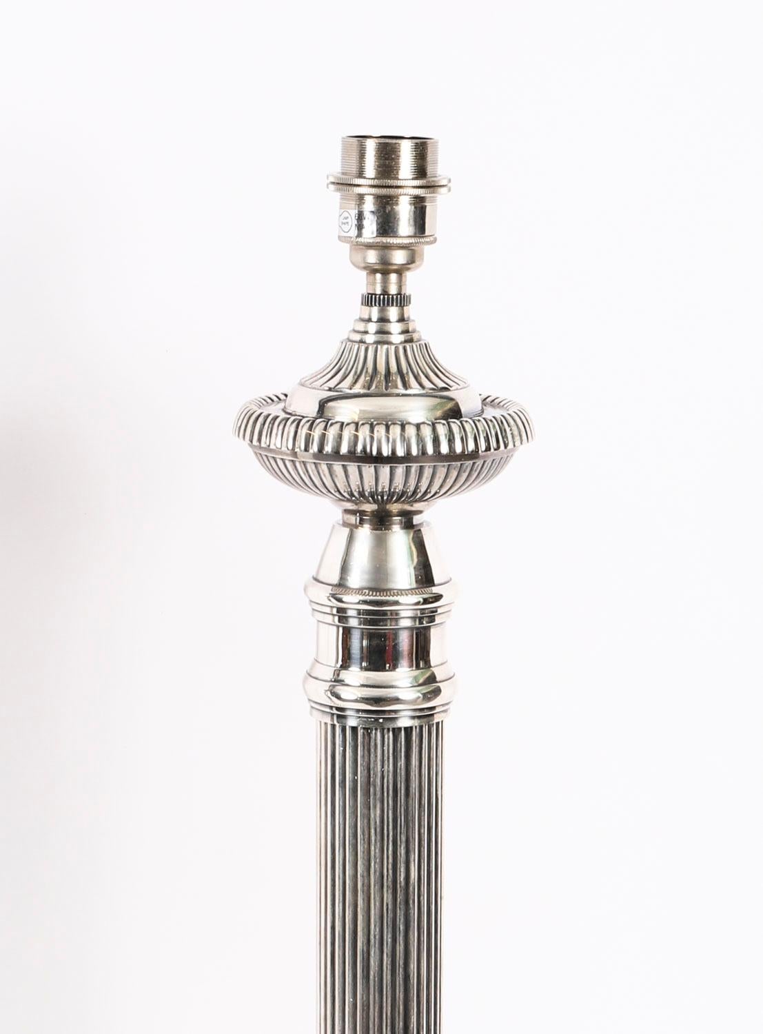 Antica coppia monumentale di lampade da tavolo Art Deco placcate in argento del XX secolo In condizioni buone in vendita a London, GB