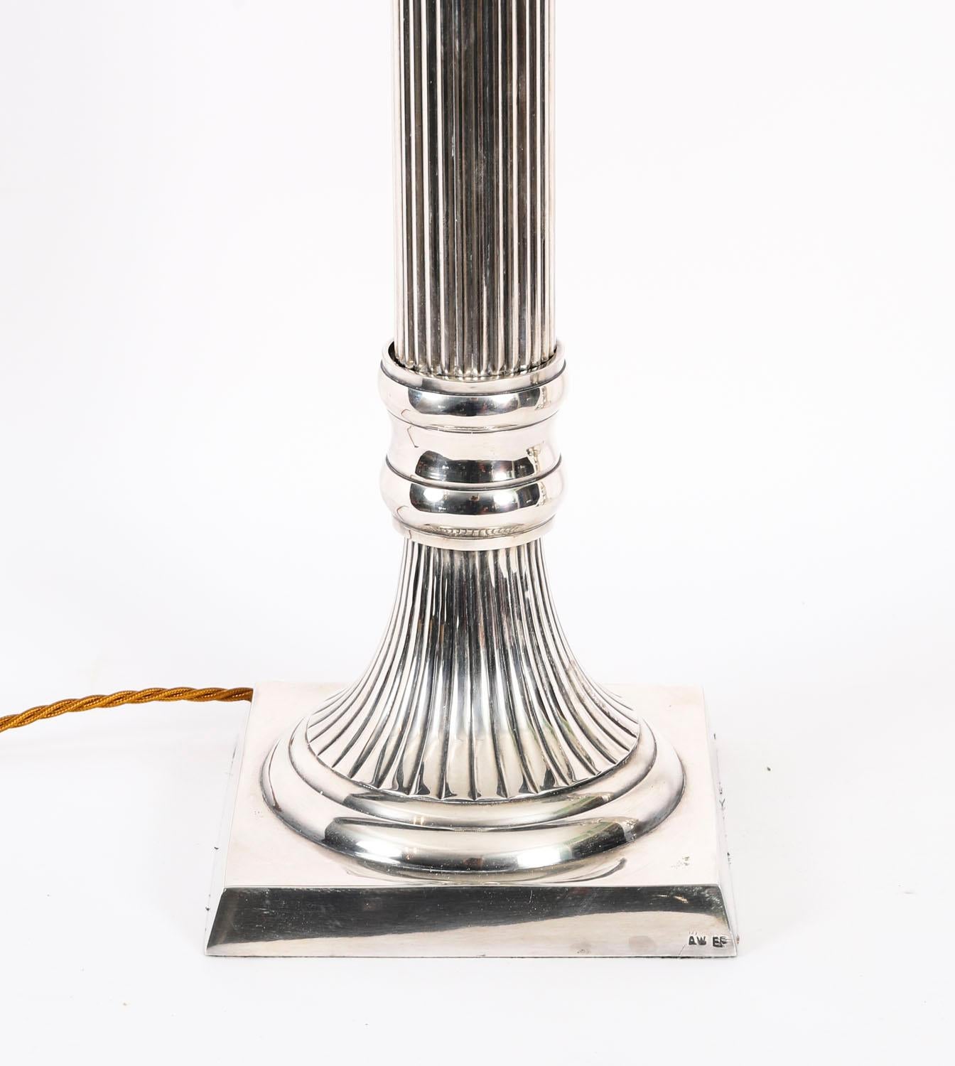 Placcato argento Antica coppia monumentale di lampade da tavolo Art Deco placcate in argento del XX secolo in vendita