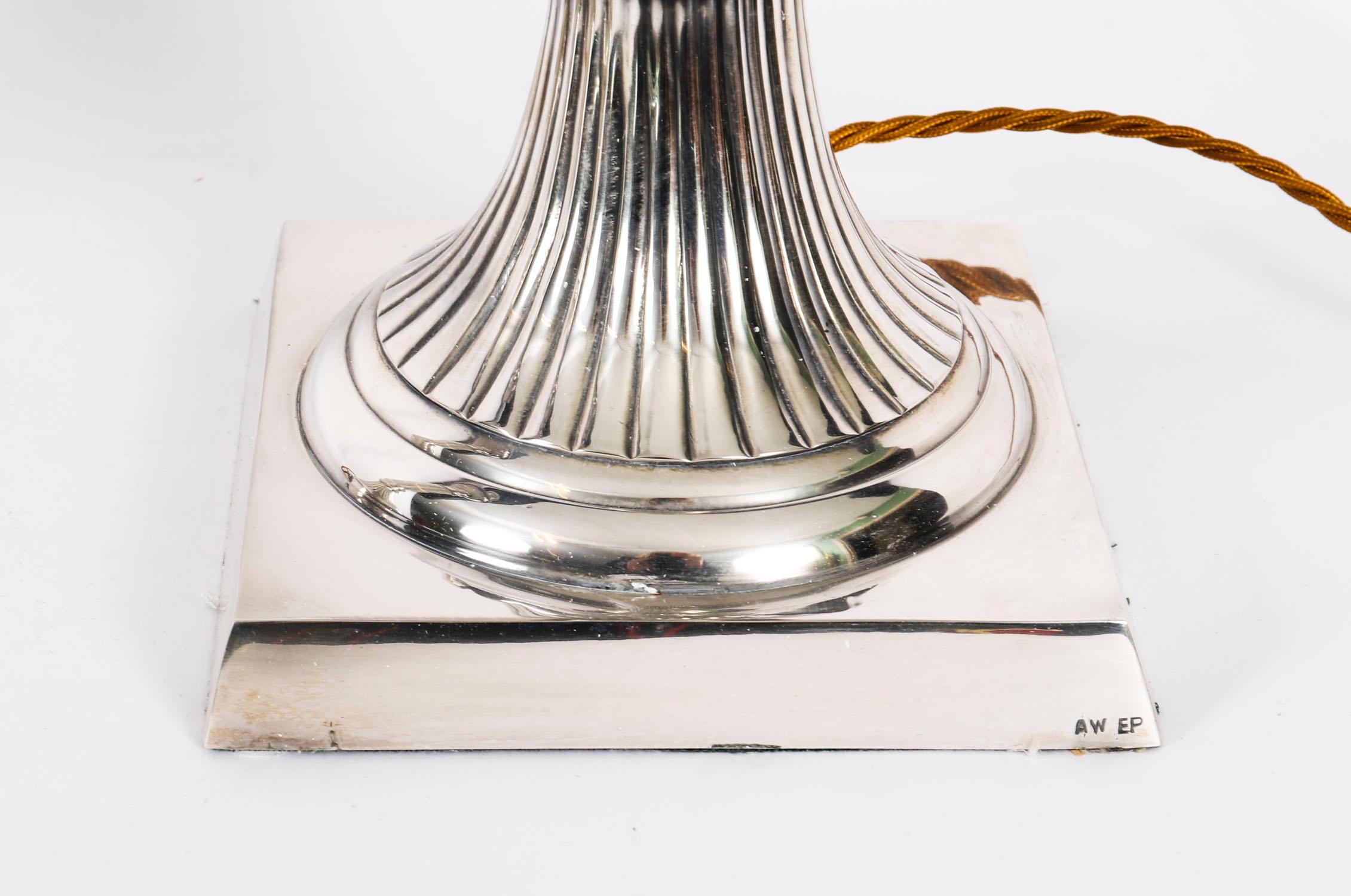 Antica coppia monumentale di lampade da tavolo Art Deco placcate in argento del XX secolo in vendita 1