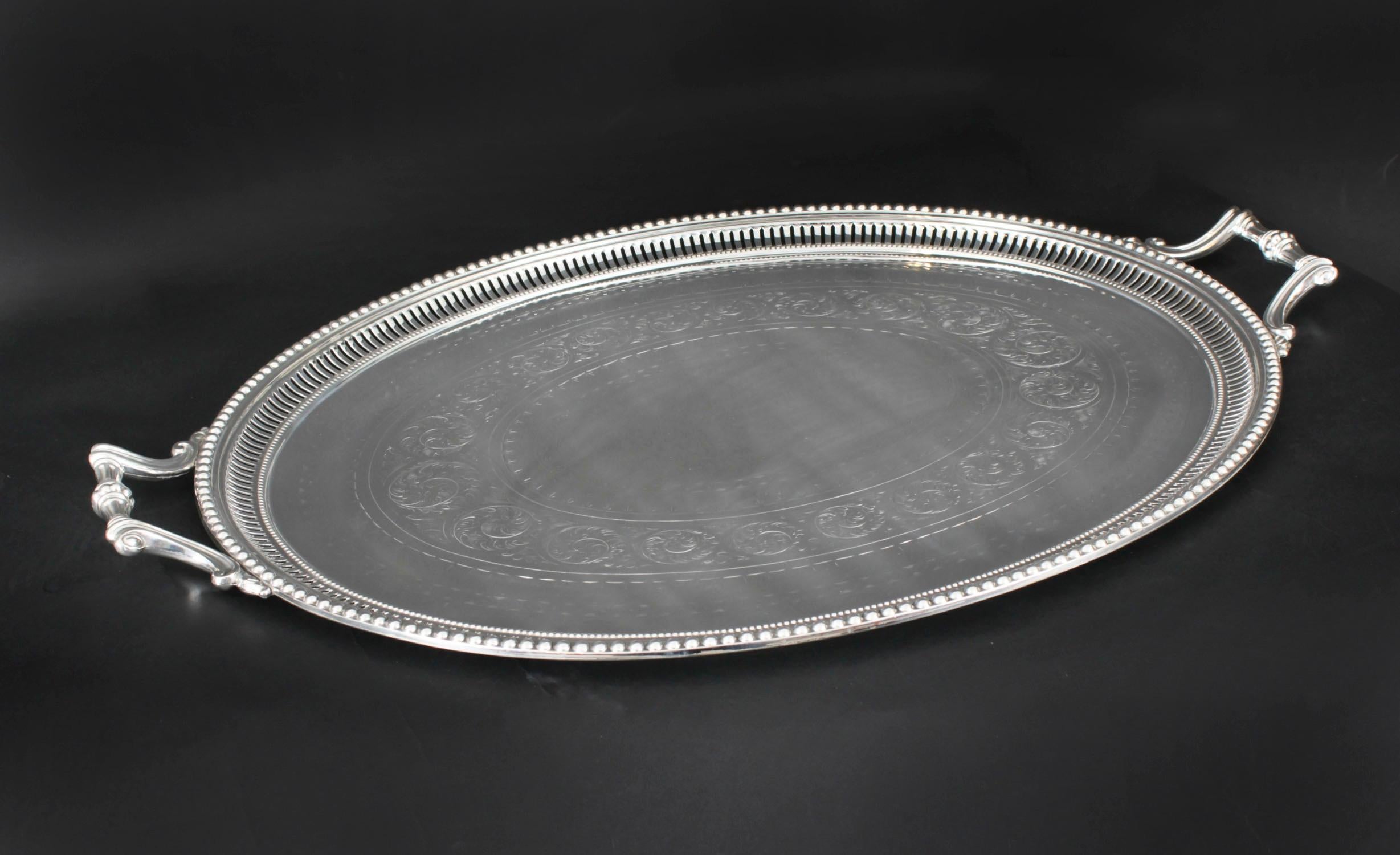 Si tratta di un monumentale vassoio ovale inglese vittoriano a due manici in argento con il marchio di fabbrica HA per i rinomati argentieri Atkins Brothers, datato circa 1880.

Questo splendido vassoio di grandi dimensioni presenta una decorazione