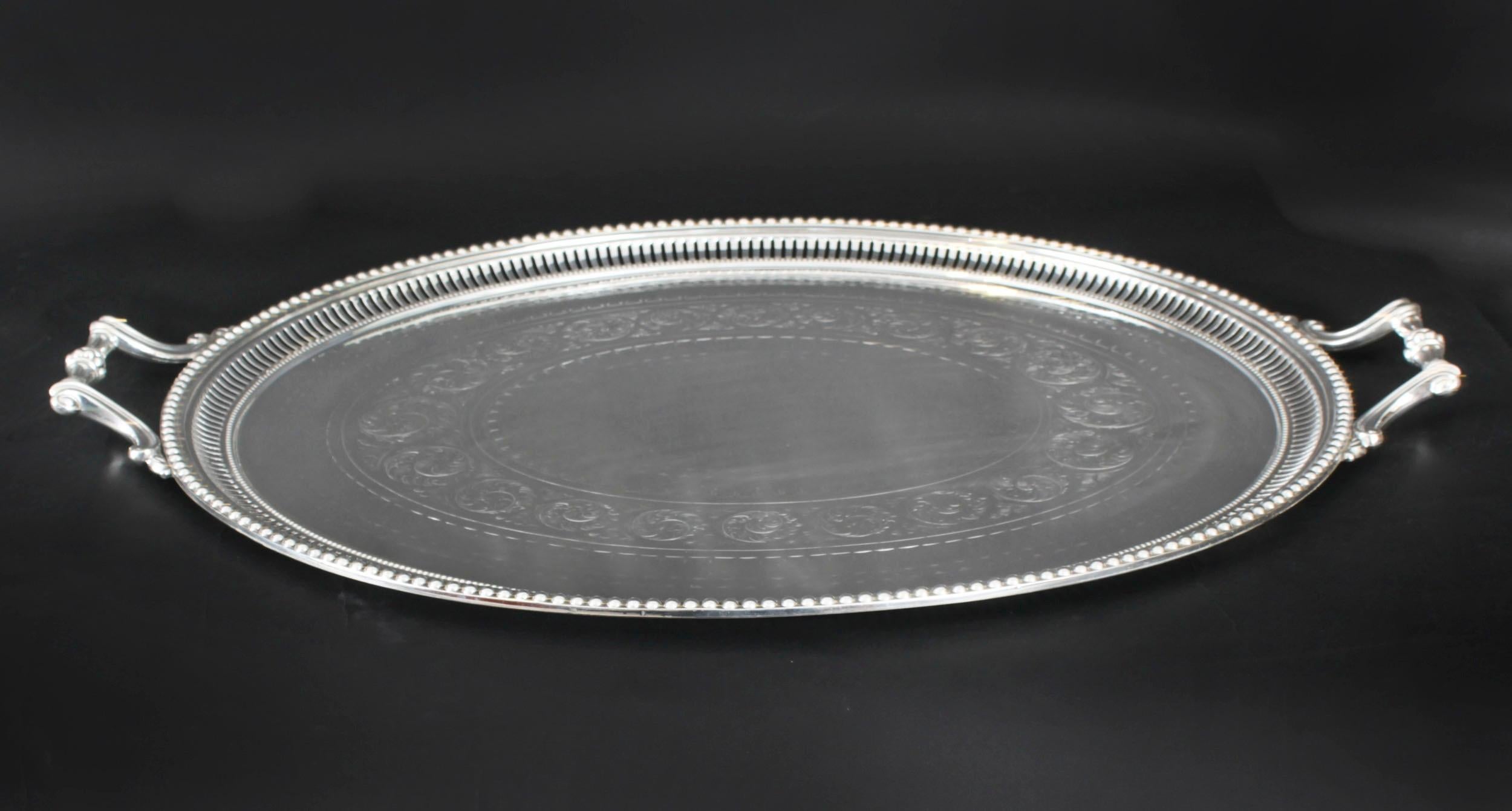 Vittoriano Antico Vassoio ovale monumentale vittoriano placcato in argento 1880 XIX secolo in vendita