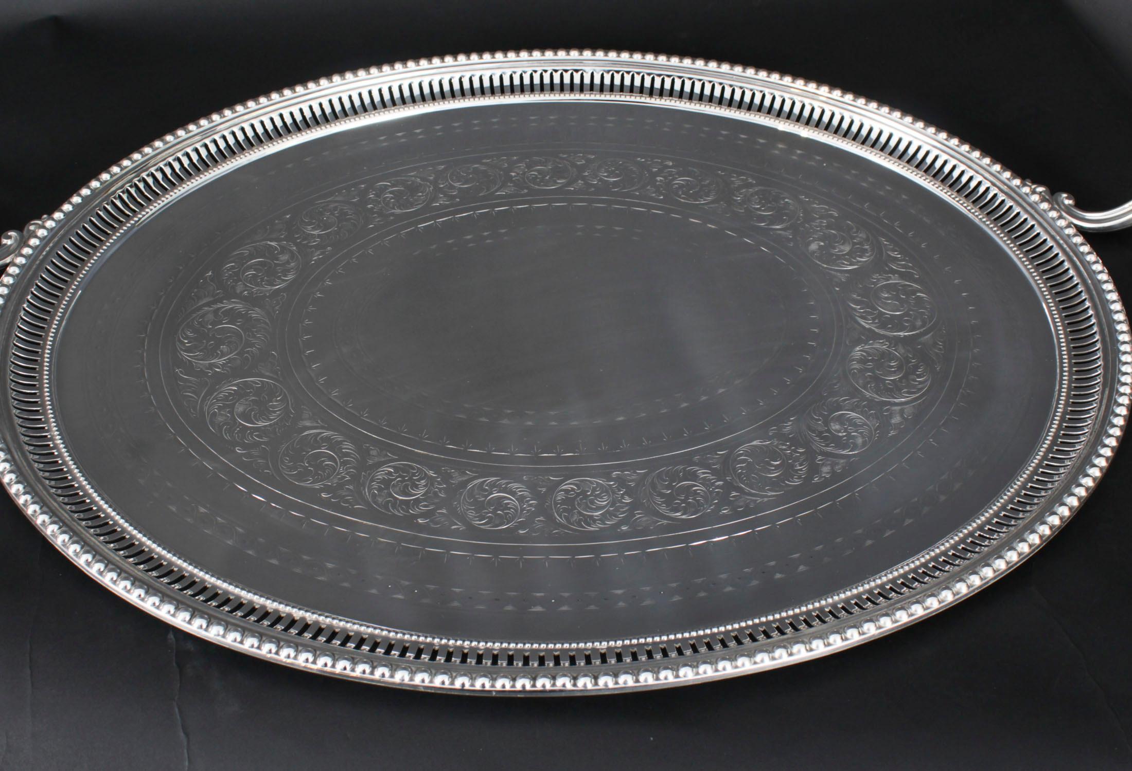 Inglese Antico Vassoio ovale monumentale vittoriano placcato in argento 1880 XIX secolo in vendita