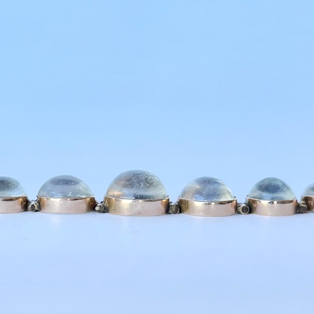 Estas piedras lunares tienen un maravilloso color azul que refleja la luz maravillosamente. Las piedras están simplemente engastadas y tienen un tamaño ligeramente graduado. 

Longitud: 18.5 cm
Las piedras varían de 9,5 mm a 5,5 mm

Peso: 5,9 g