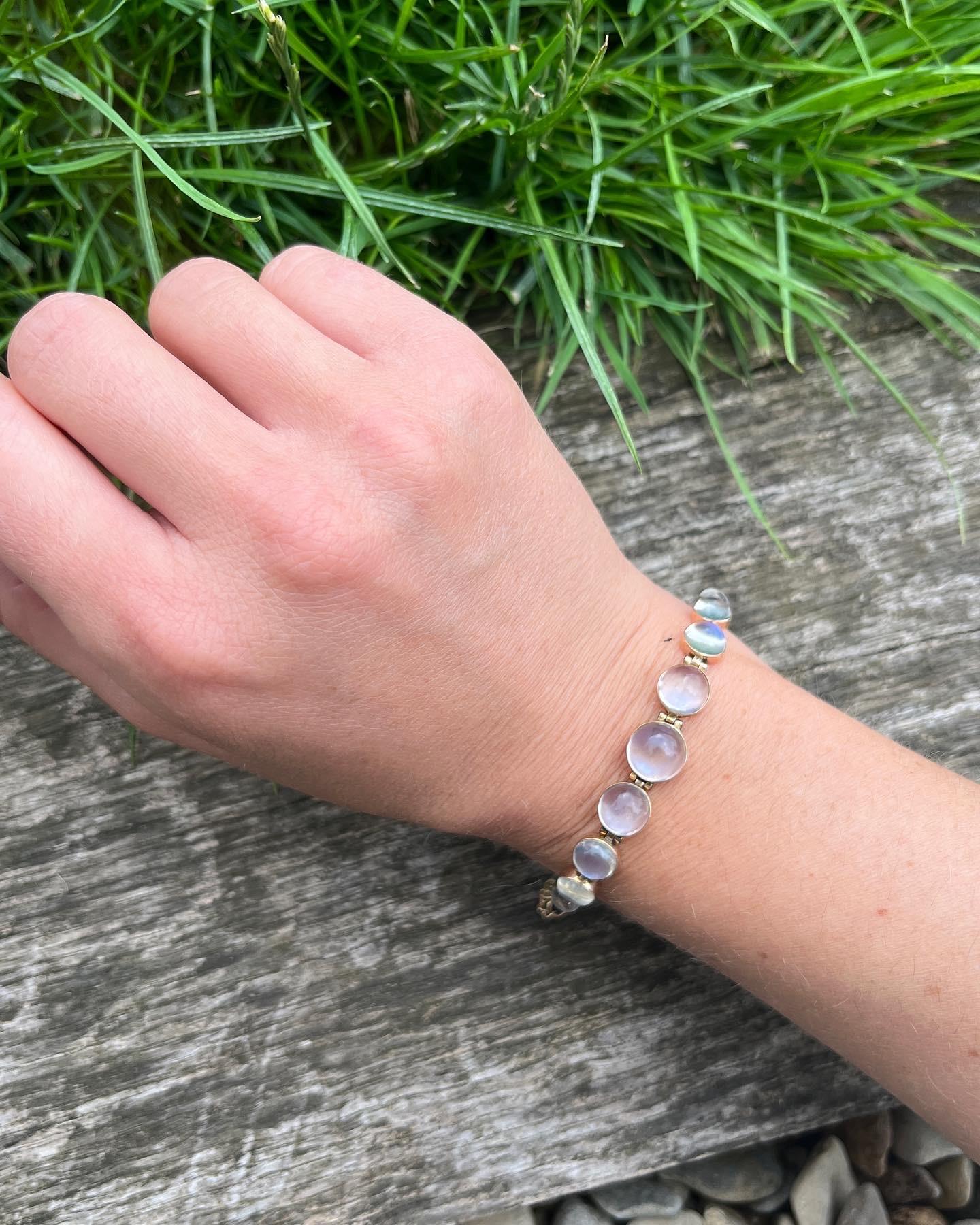 Femenino o masculino Pulsera antigua de piedra lunar y oro de 9 quilates en venta