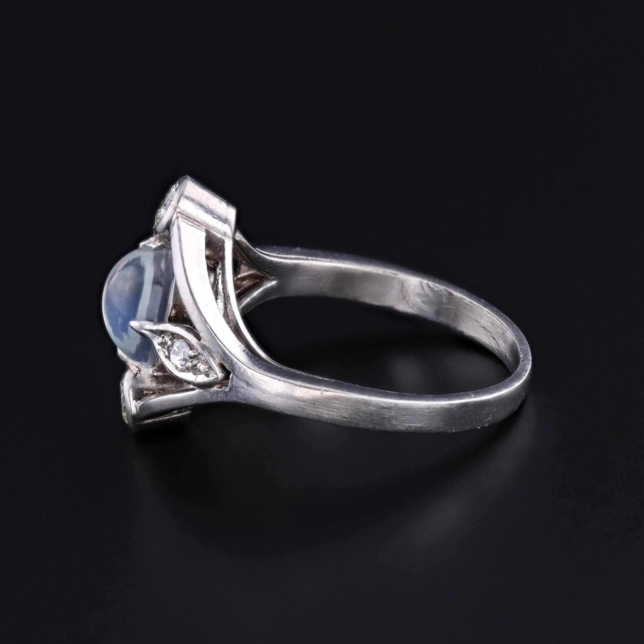 Bague en pierre de lune et diamant de taille européenne dans une monture en platine.

La face de la bague mesure 0.6 pouces du nord au sud, et elle est en très bon état. La bague est de taille 6,25 et pèse 5,95 grammes. Il peut être redimensionné