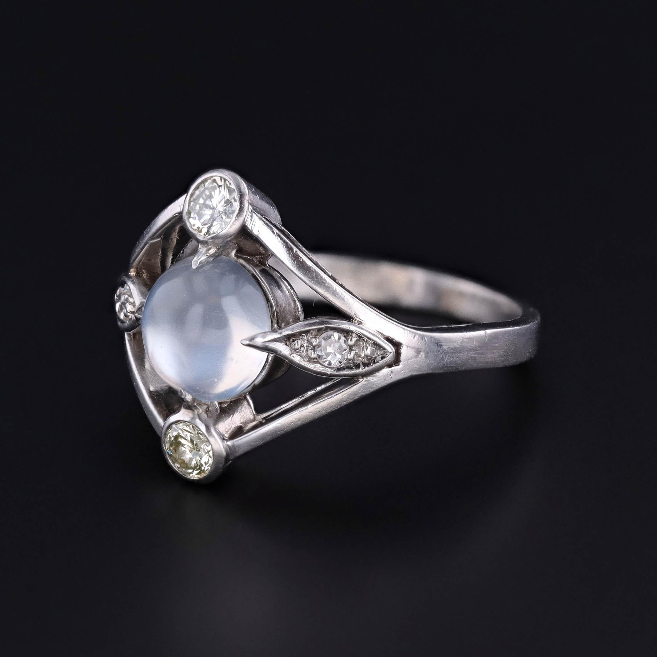 Art déco Bague ancienne en platine avec pierre de lune et diamant en vente