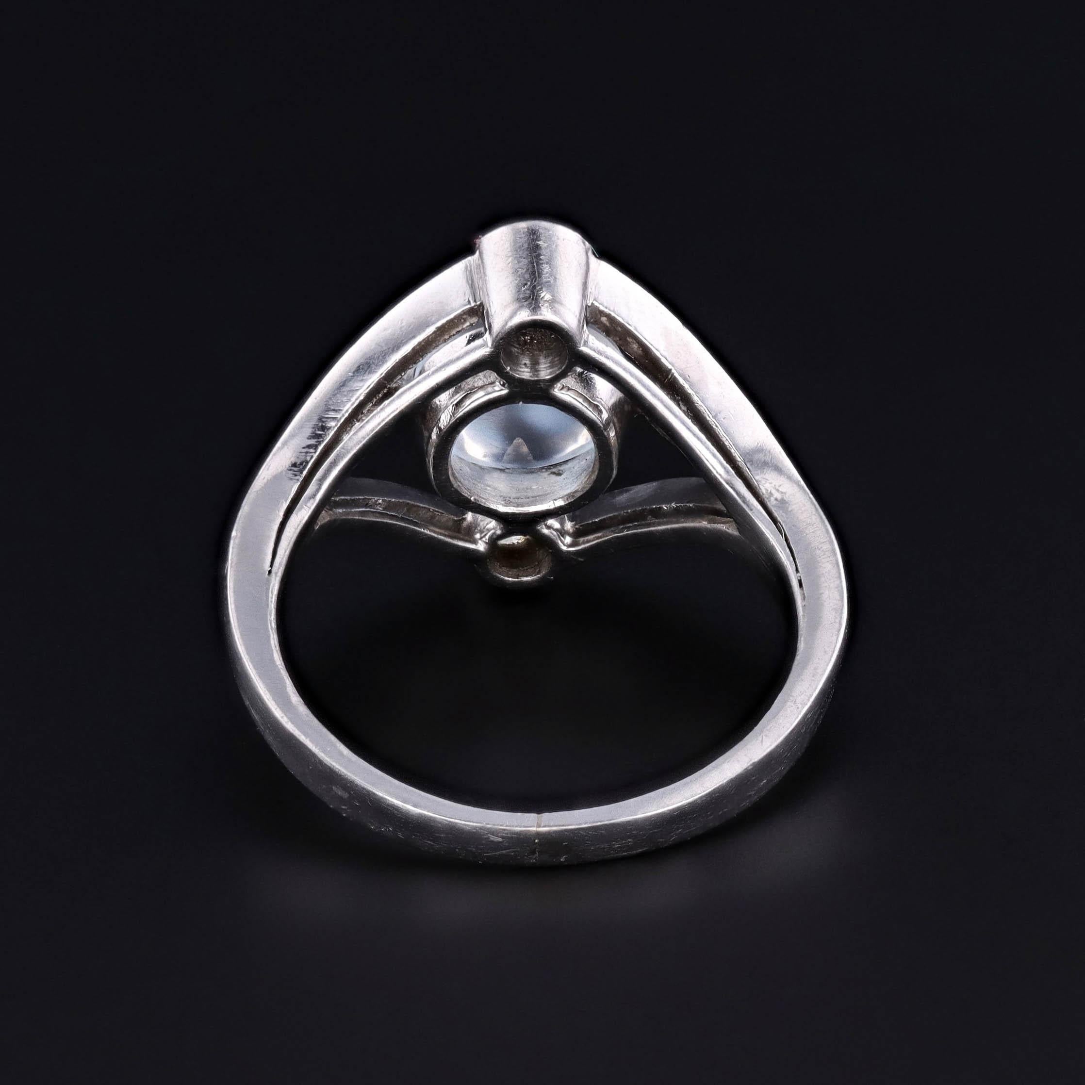 Taille cabochon Bague ancienne en platine avec pierre de lune et diamant en vente