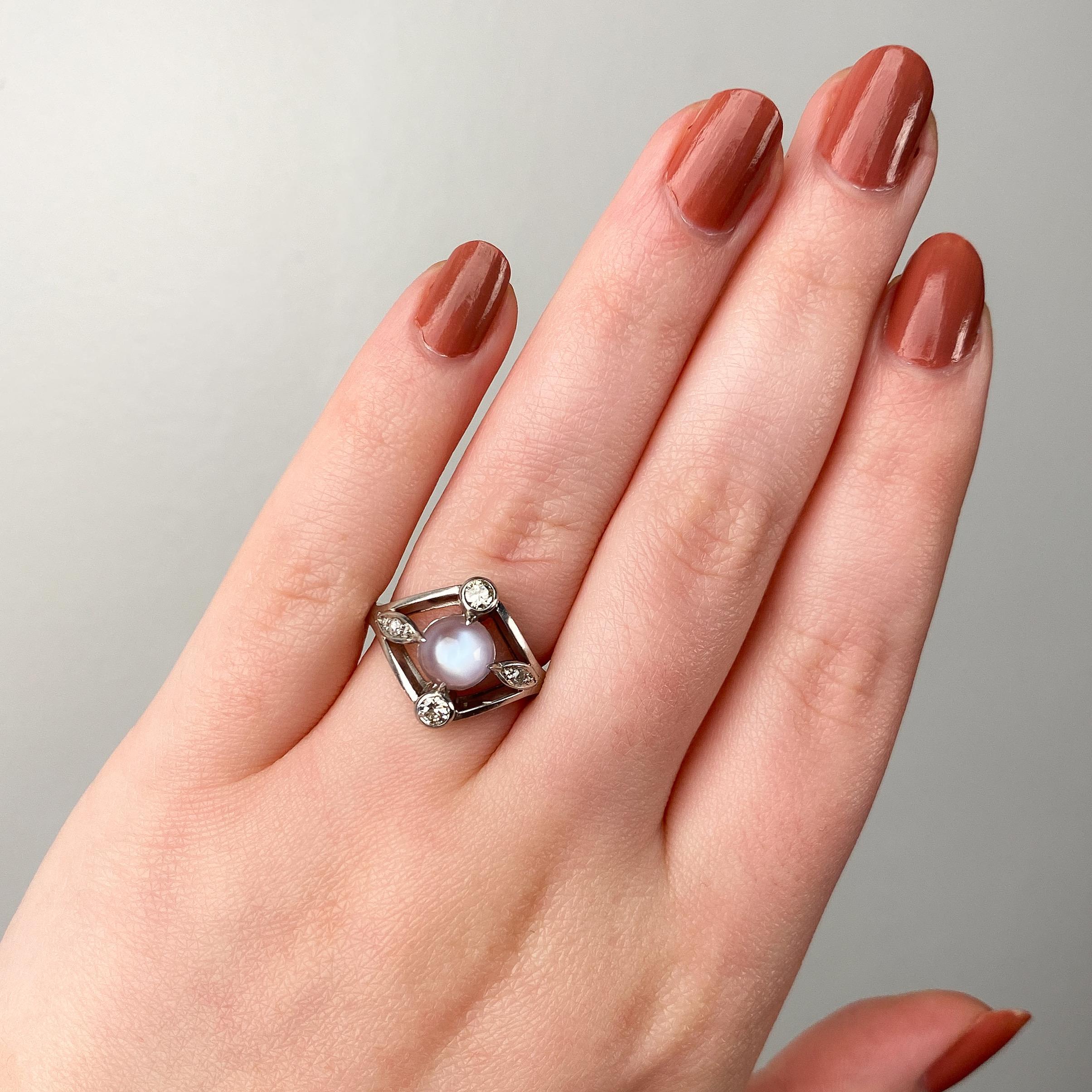 Bague ancienne en platine avec pierre de lune et diamant Bon état - En vente à Lewisburg, PA