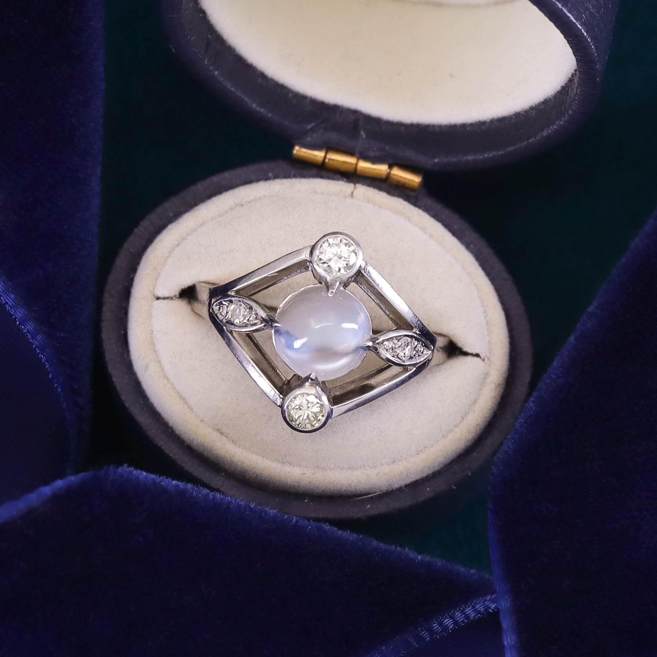 Bague ancienne en platine avec pierre de lune et diamant Pour femmes en vente