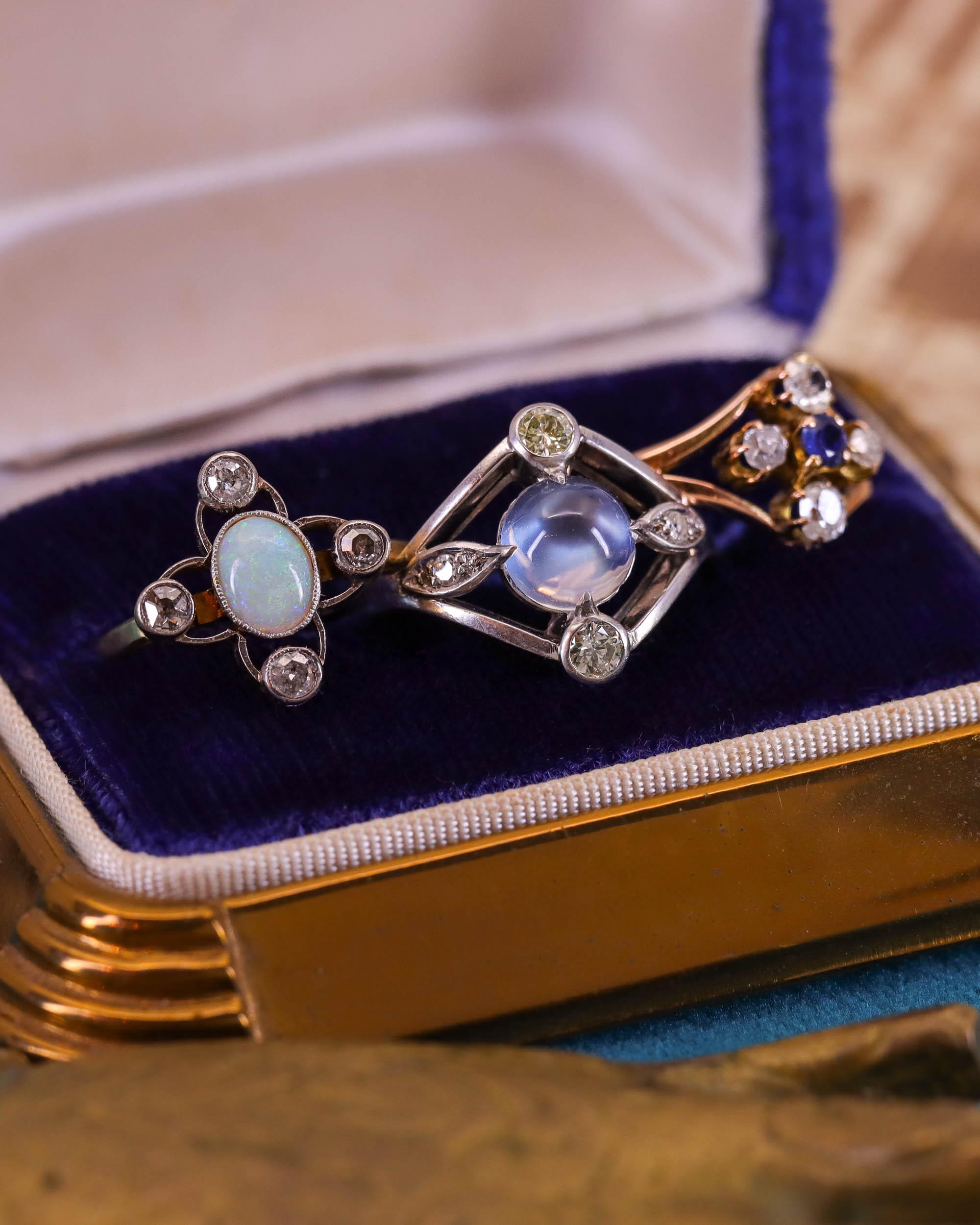 Anello antico con pietra di luna e diamanti in platino in vendita 1