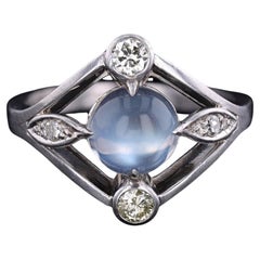Bague ancienne en platine avec pierre de lune et diamant